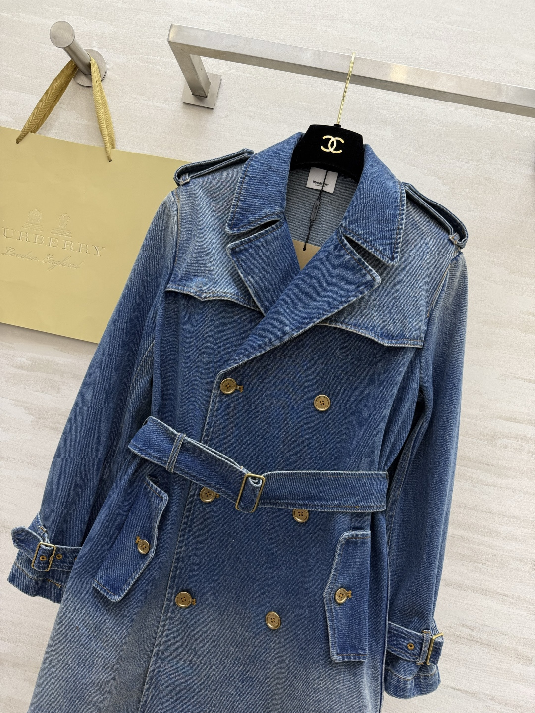 #Burberr♡²⁶英伦风牛仔风衣外套 把Burberr♡的经典感穿在牛仔里 水洗蓝调自带复古滤镜 双