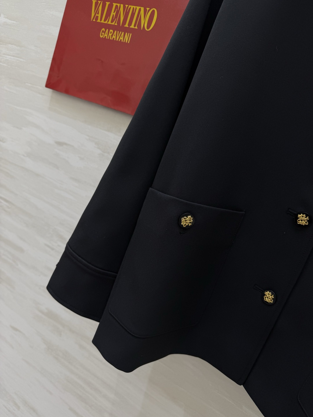 #Valentin♡²⁶徽章刺绣外套 经典黑调自带高级气场 翻领单排金扣设计 利落又显贵 胸口徽章刺绣 