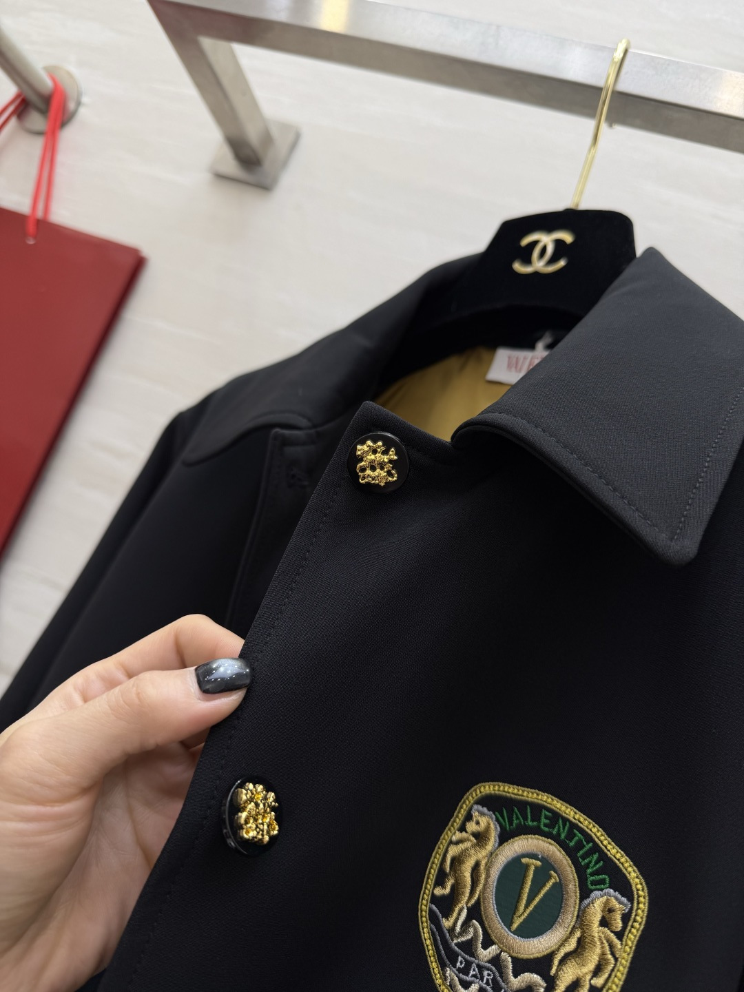 #Valentin♡²⁶徽章刺绣外套 经典黑调自带高级气场 翻领单排金扣设计 利落又显贵 胸口徽章刺绣 
