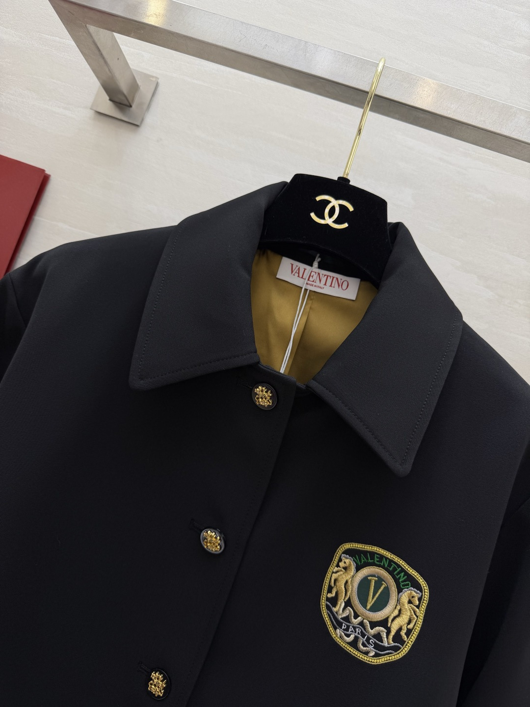 #Valentin♡²⁶徽章刺绣外套 经典黑调自带高级气场 翻领单排金扣设计 利落又显贵 胸口徽章刺绣 