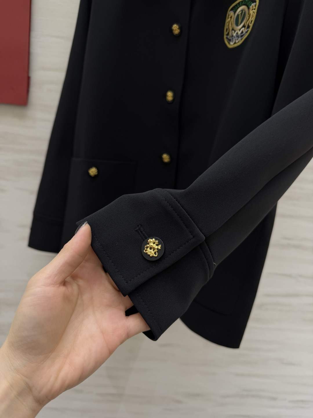 #Valentin♡²⁶徽章刺绣外套 经典黑调自带高级气场 翻领单排金扣设计 利落又显贵 胸口徽章刺绣 