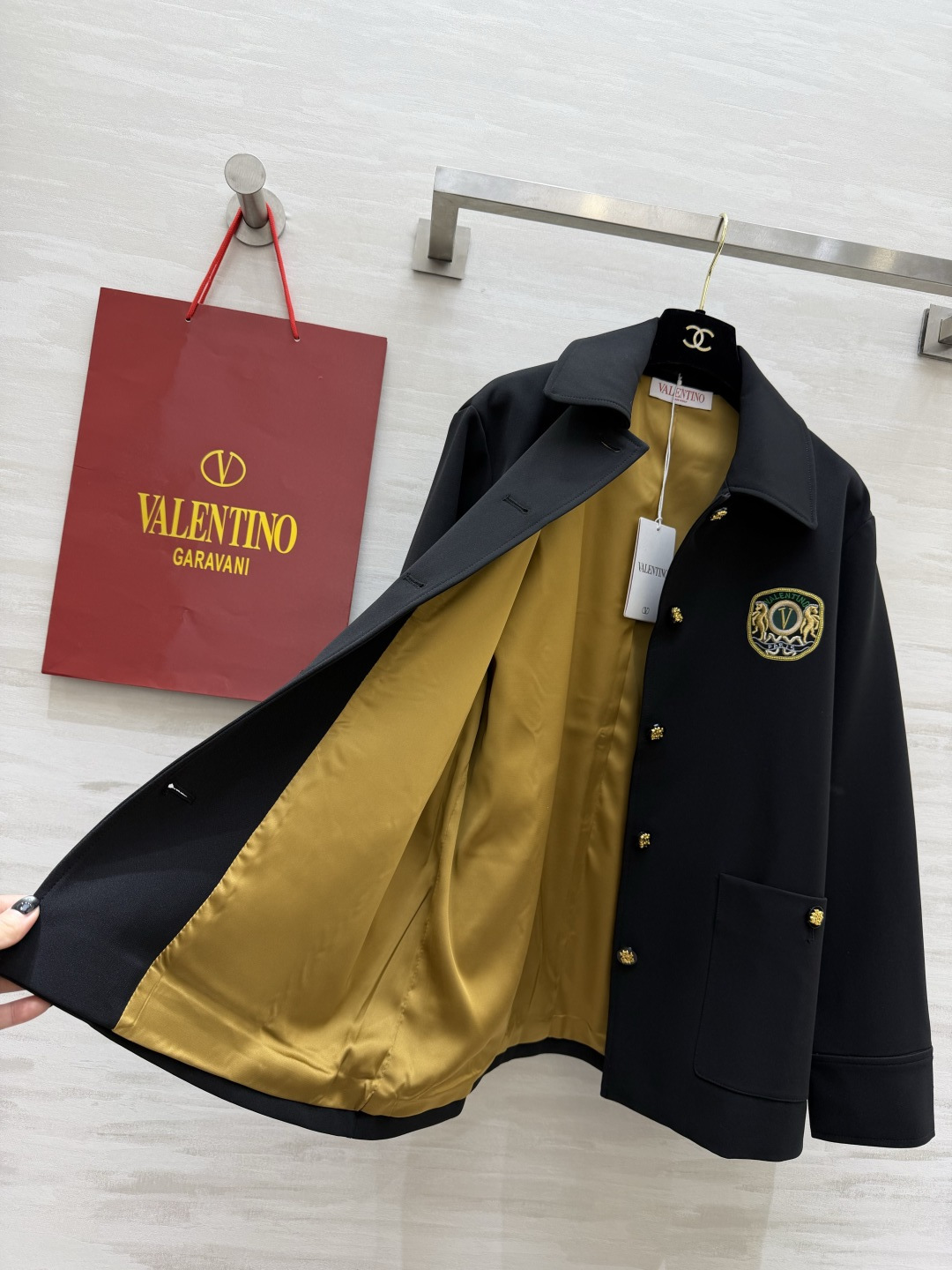 #Valentin♡²⁶徽章刺绣外套 经典黑调自带高级气场 翻领单排金扣设计 利落又显贵 胸口徽章刺绣 