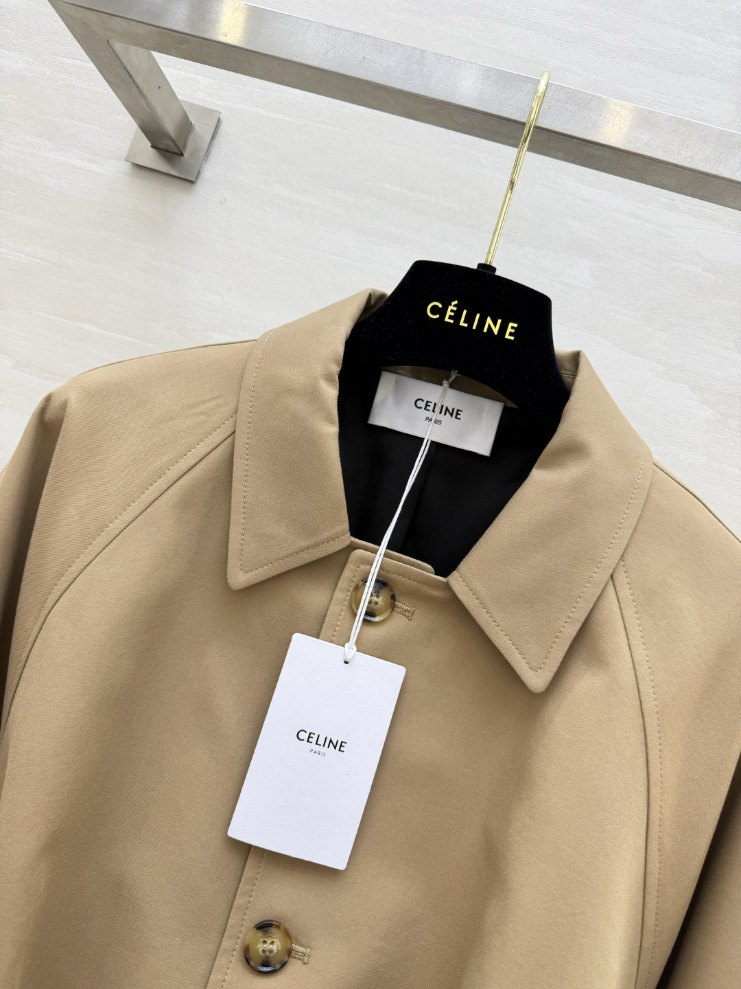 #Celin♡²⁶法式复古风风衣外套 把巴黎的松弛感穿在身上 经典卡其色短款 翻领插肩袖 利落又显随性 