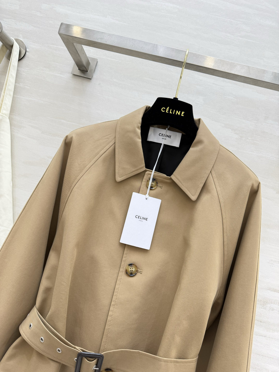 #Celin♡²⁶法式复古风风衣外套 把巴黎的松弛感穿在身上 经典卡其色短款 翻领插肩袖 利落又显随性 