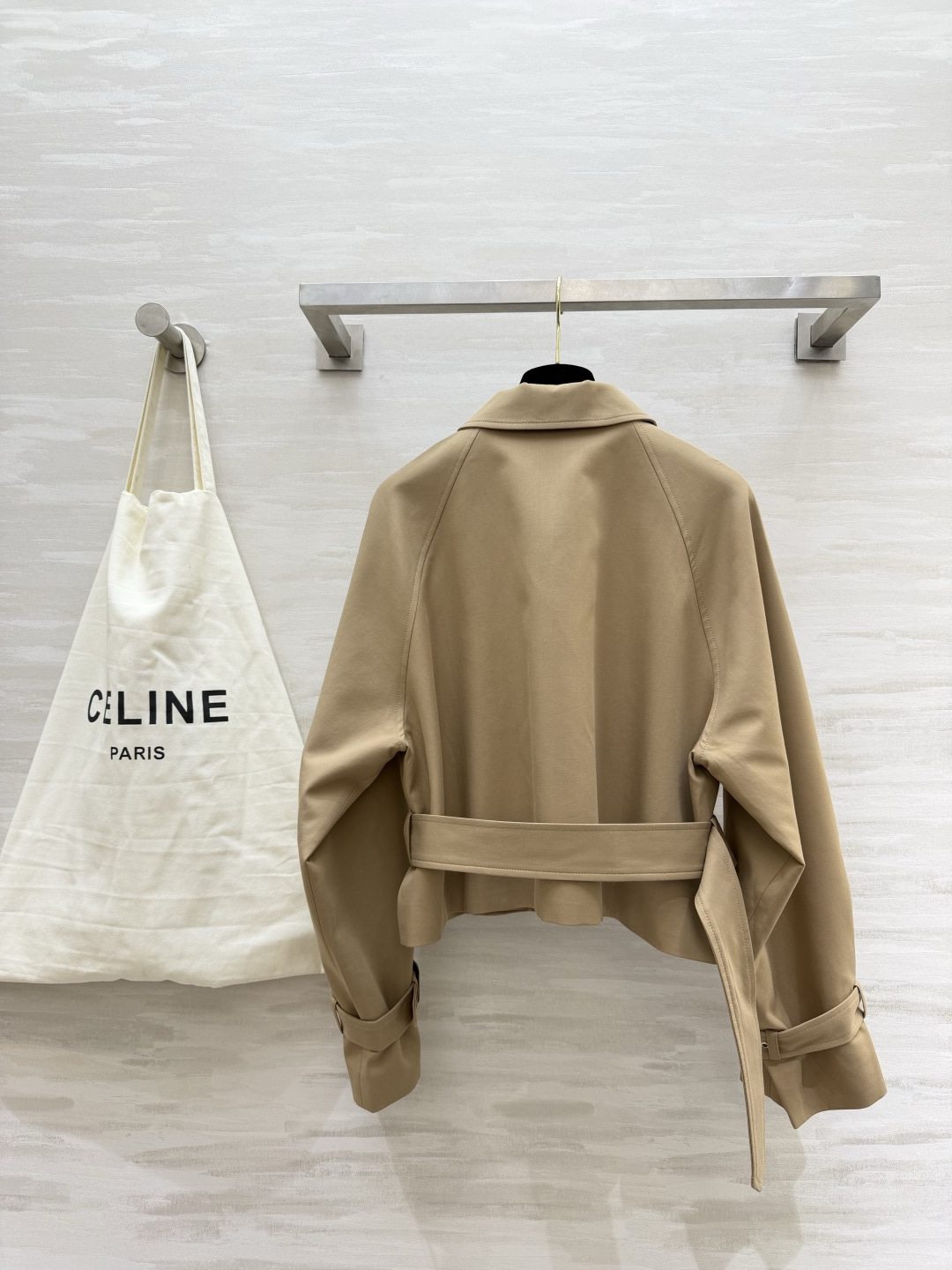 #Celin♡²⁶法式复古风风衣外套 把巴黎的松弛感穿在身上 经典卡其色短款 翻领插肩袖 利落又显随性 