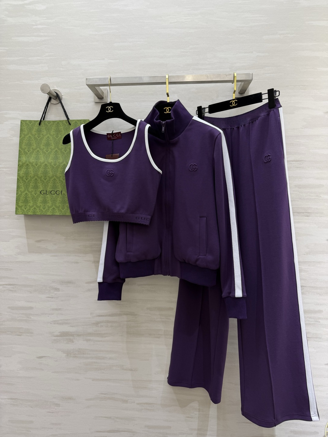 #Gucc♡²⁶高奢休闲三件套 把Gucc♡的复古时髦穿在身上 三件套组合：背心+拉链外套+阔腿裤 白边