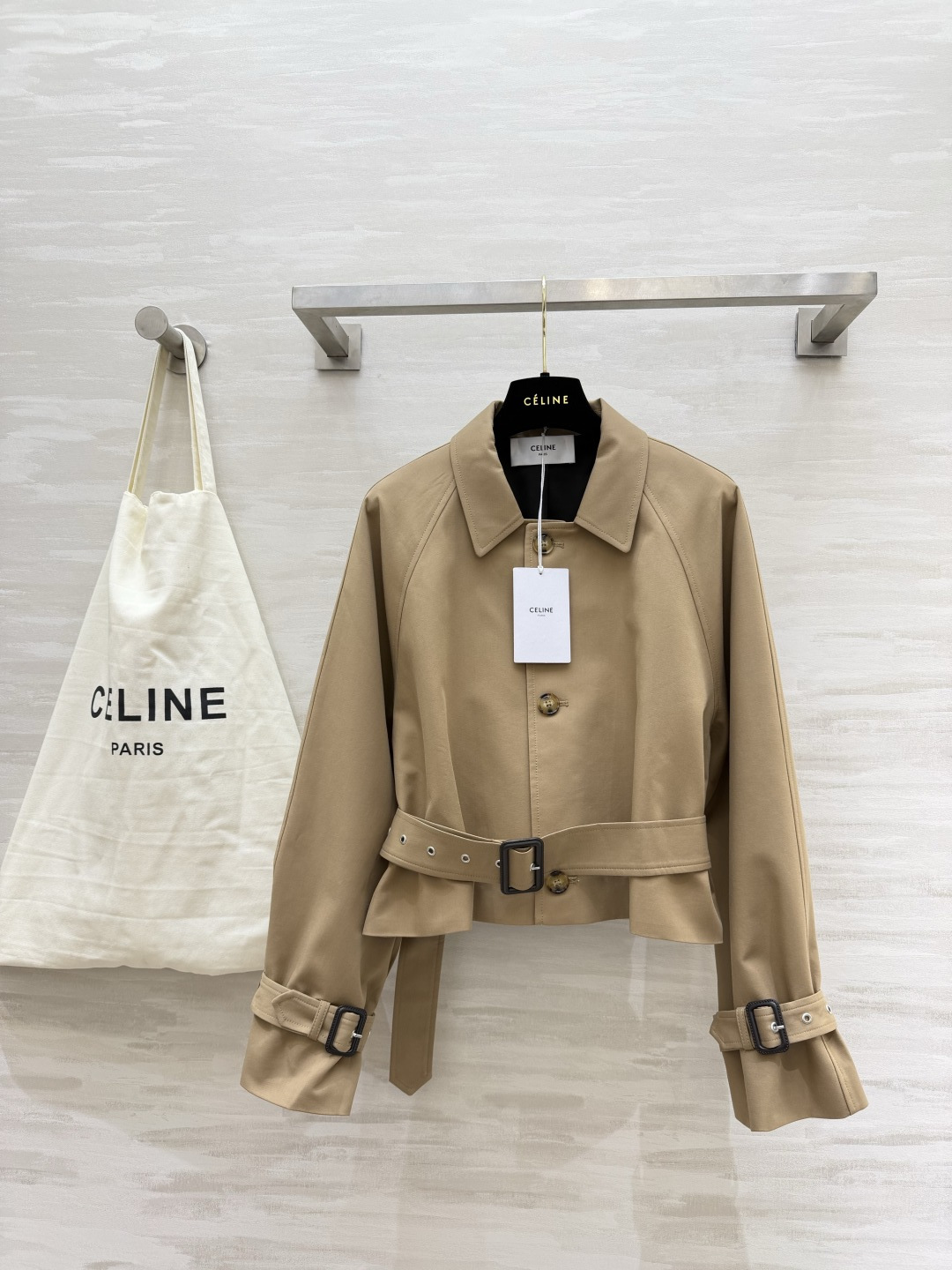 #Celin♡²⁶法式复古风风衣外套 把巴黎的松弛感穿在身上 经典卡其色短款 翻领插肩袖 利落又显随性 