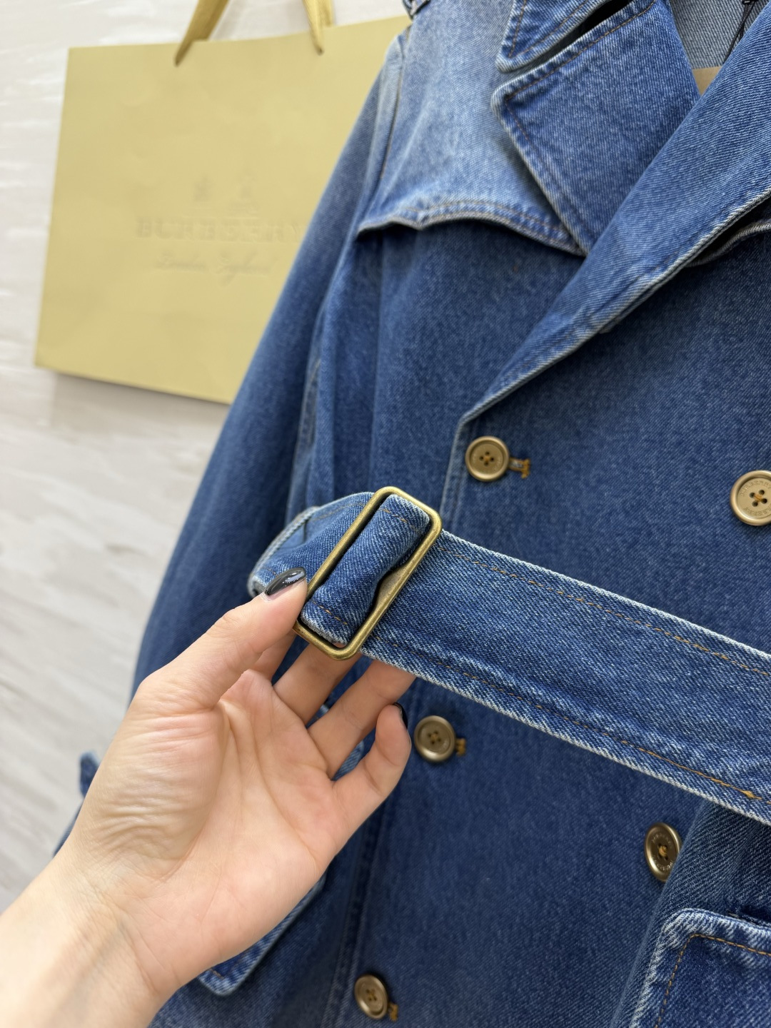 #Burberr♡²⁶英伦风牛仔风衣外套 把Burberr♡的经典感穿在牛仔里 水洗蓝调自带复古滤镜 双
