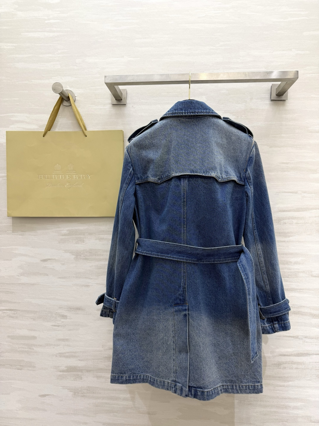 #Burberr♡²⁶英伦风牛仔风衣外套 把Burberr♡的经典感穿在牛仔里 水洗蓝调自带复古滤镜 双