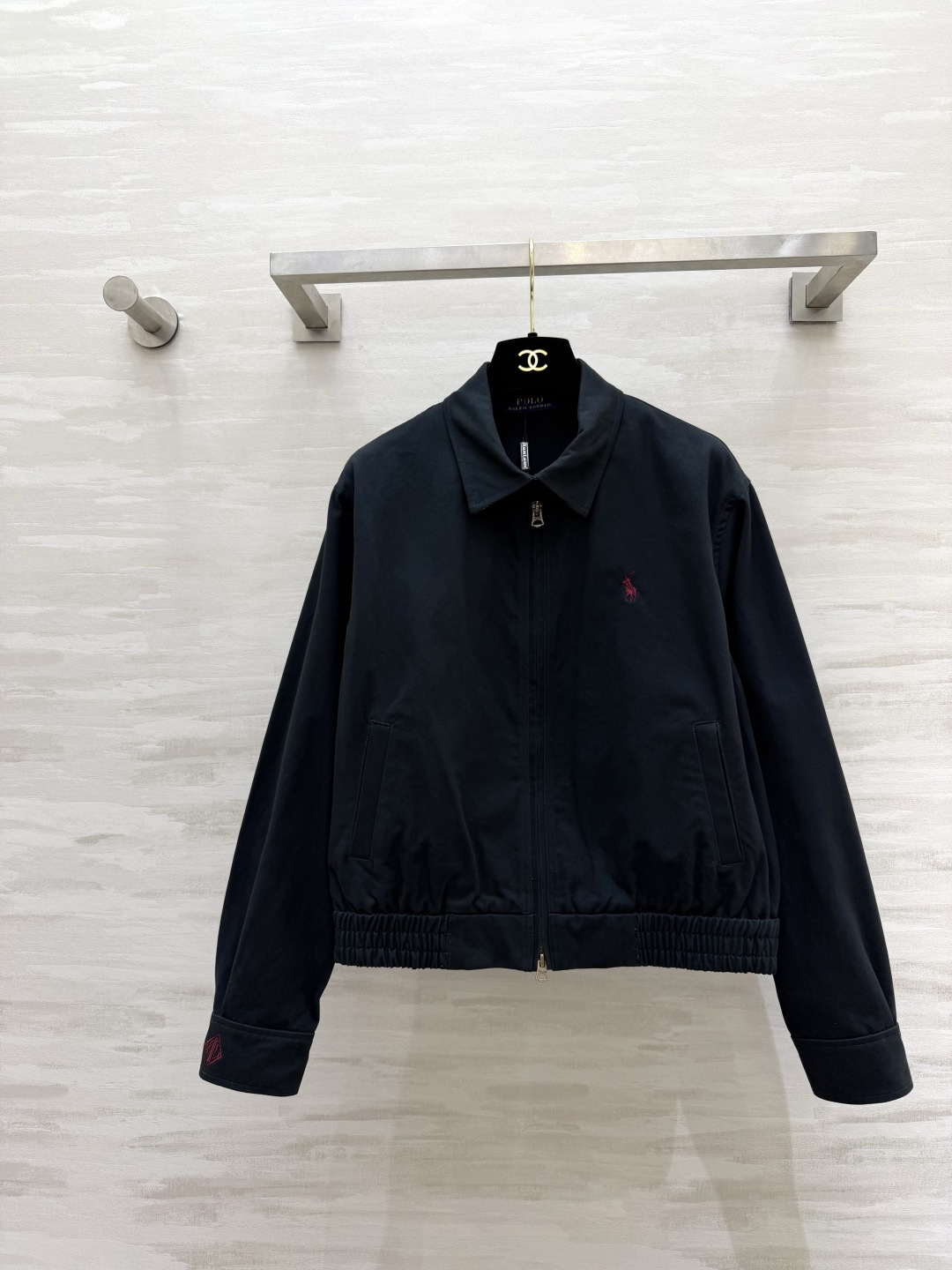 经典美式风 🐎永不过时的Polo经典款夹克白/黑两色可选，干净又百搭翻领+拉链设计，利落又显精神下摆松紧