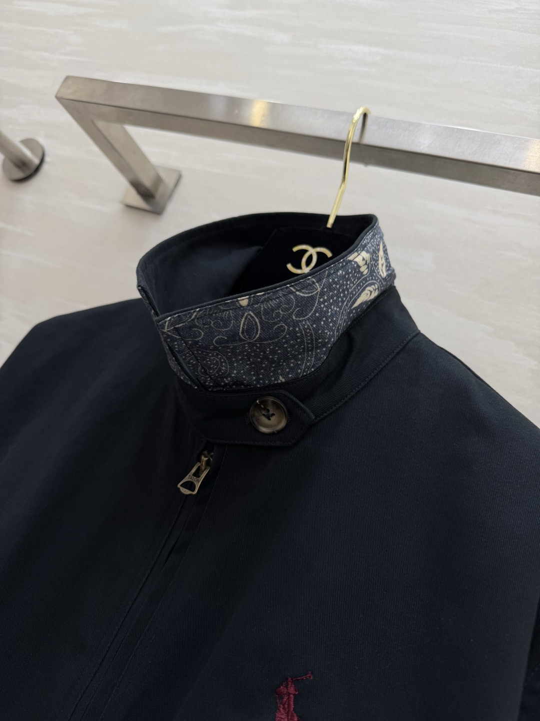 经典美式风 🐎永不过时的Polo经典款夹克白/黑两色可选，干净又百搭翻领+拉链设计，利落又显精神下摆松紧