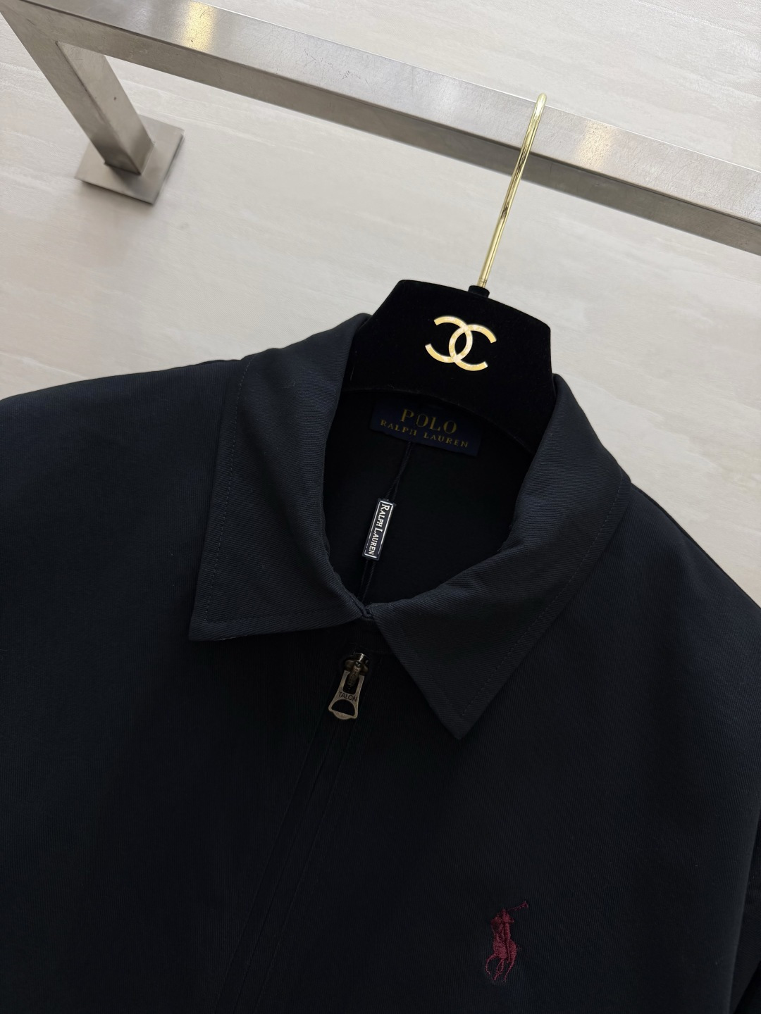 经典美式风 🐎永不过时的Polo经典款夹克白/黑两色可选，干净又百搭翻领+拉链设计，利落又显精神下摆松紧