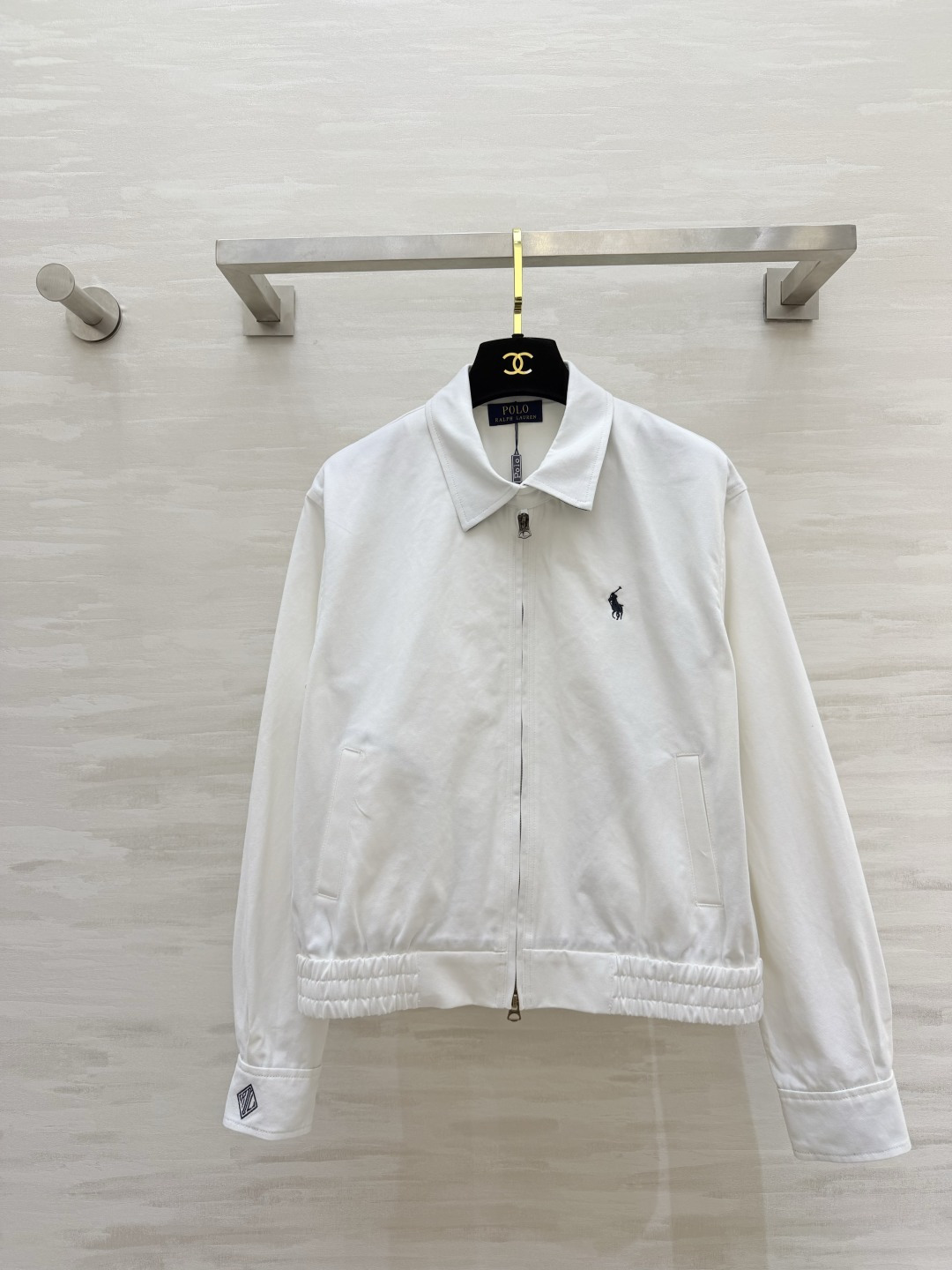经典美式风 🐎永不过时的Polo经典款夹克白/黑两色可选，干净又百搭翻领+拉链设计，利落又显精神下摆松紧