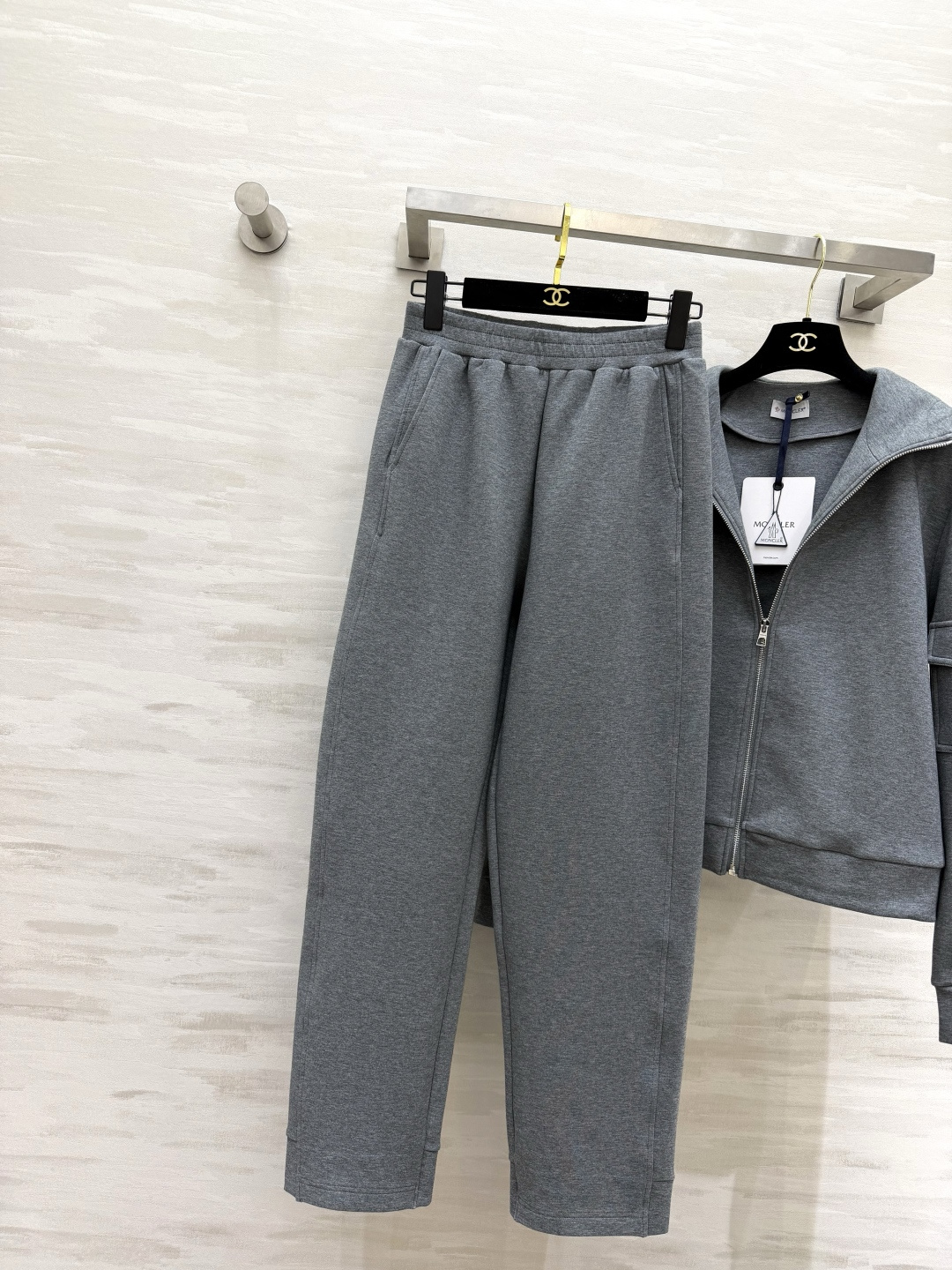 #Moncle♡²⁶高级简约风休闲套装 连帽拉链设计 随性又利落 手臂徽章细节低调显贵气 松紧腰卫裤不挑