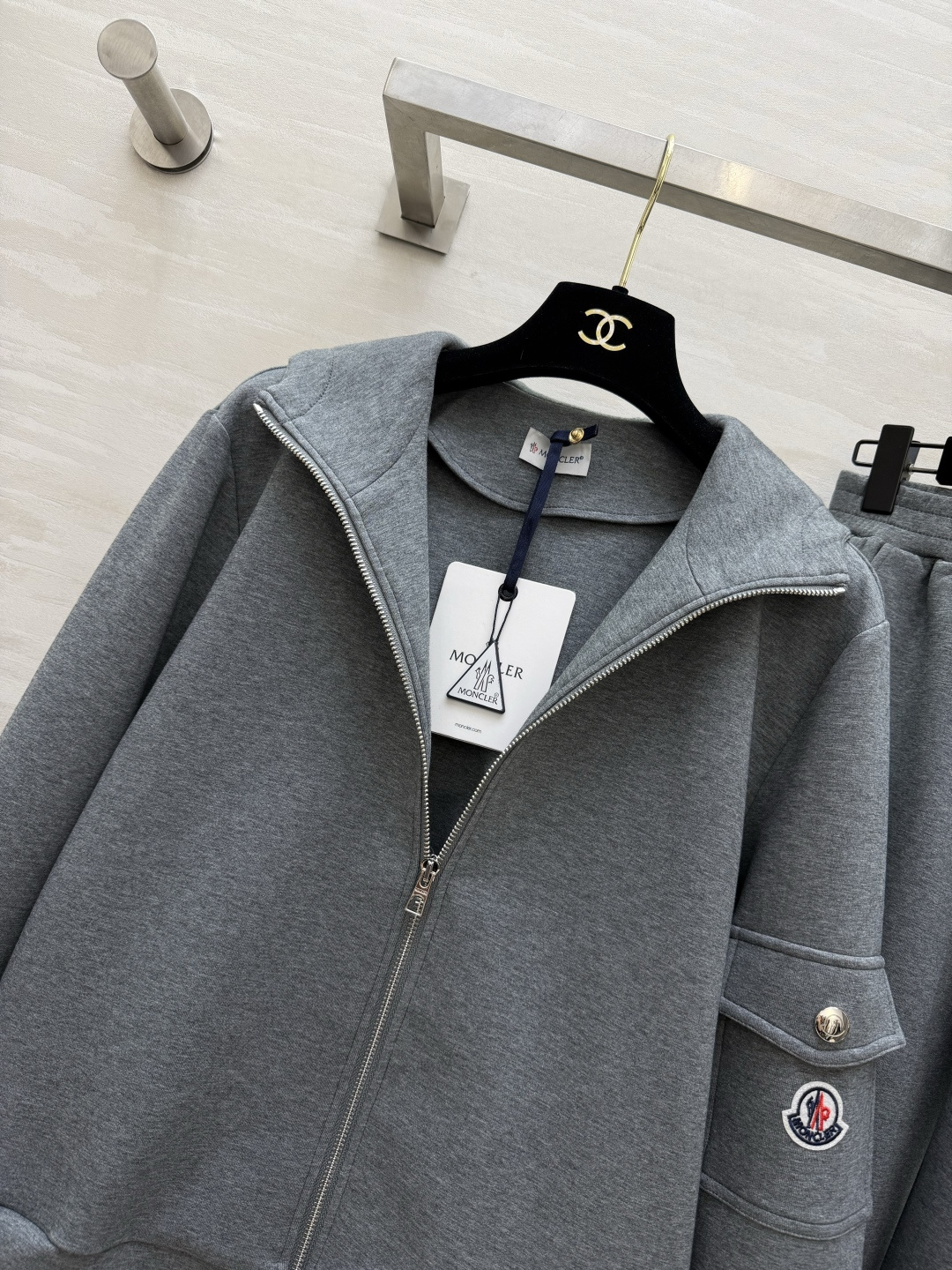 #Moncle♡²⁶高级简约风休闲套装 连帽拉链设计 随性又利落 手臂徽章细节低调显贵气 松紧腰卫裤不挑