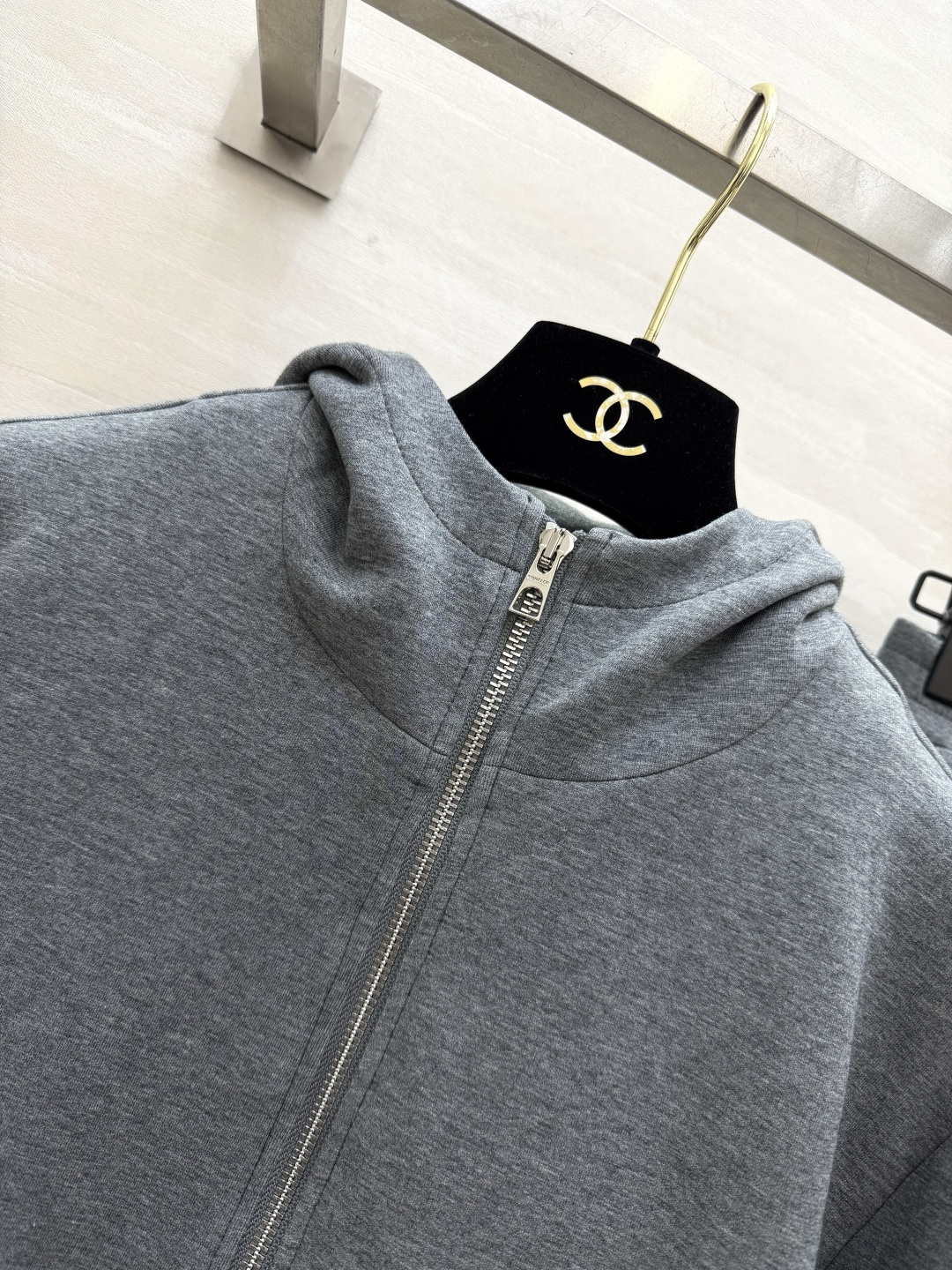 #Moncle♡²⁶高级简约风休闲套装 连帽拉链设计 随性又利落 手臂徽章细节低调显贵气 松紧腰卫裤不挑