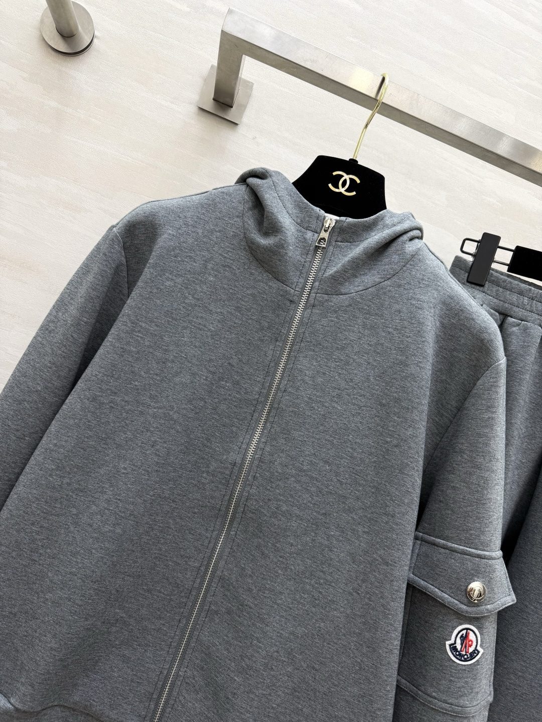 #Moncle♡²⁶高级简约风休闲套装 连帽拉链设计 随性又利落 手臂徽章细节低调显贵气 松紧腰卫裤不挑