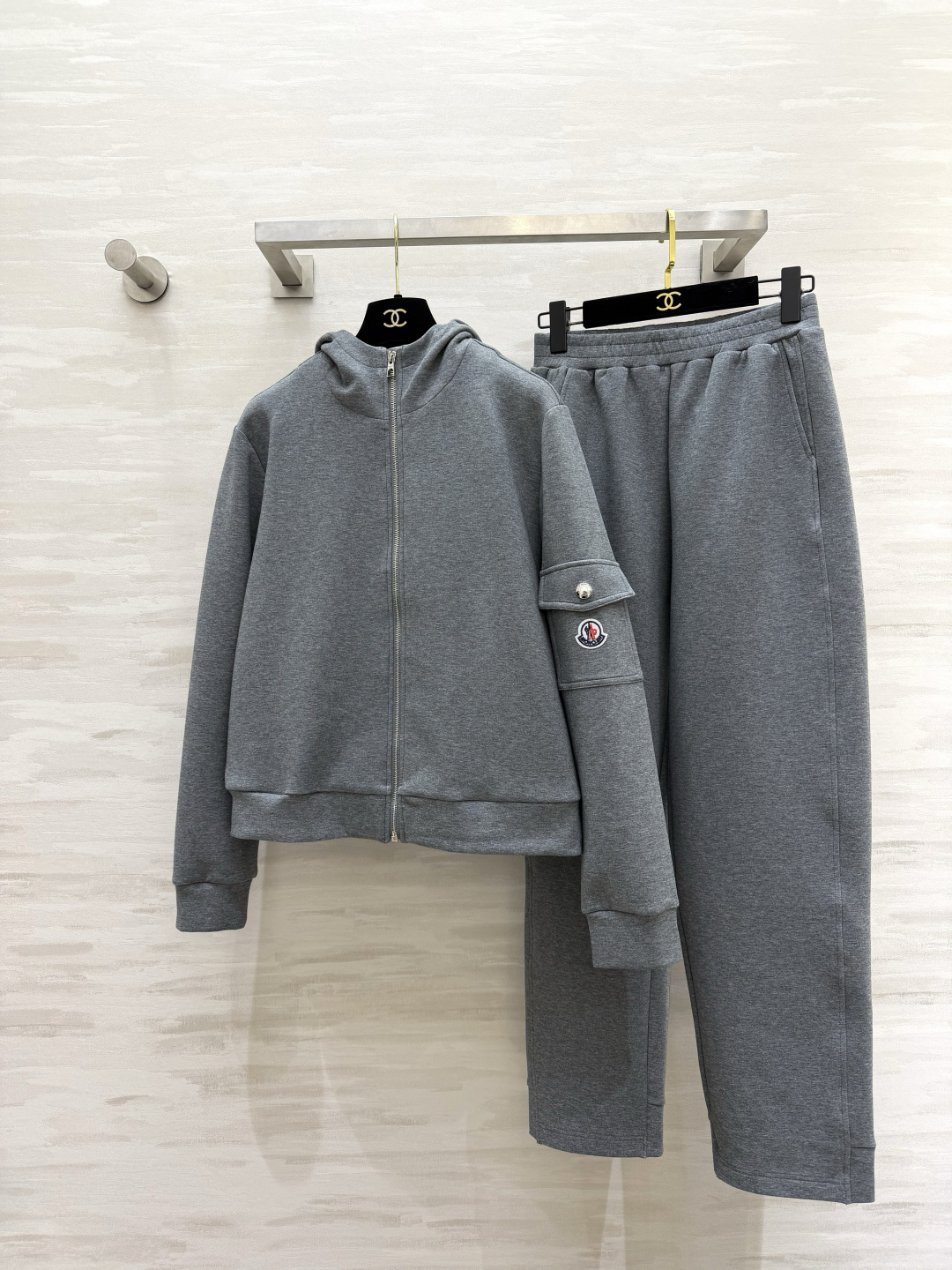 #Moncle♡²⁶高级简约风休闲套装 连帽拉链设计 随性又利落 手臂徽章细节低调显贵气 松紧腰卫裤不挑
