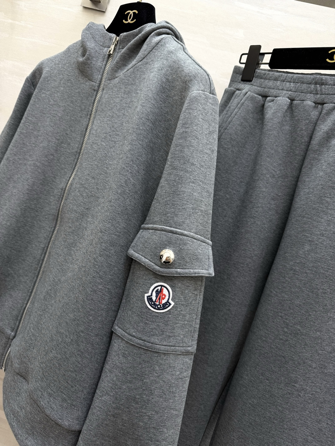 #Moncle♡²⁶高级简约风休闲套装 连帽拉链设计 随性又利落 手臂徽章细节低调显贵气 松紧腰卫裤不挑