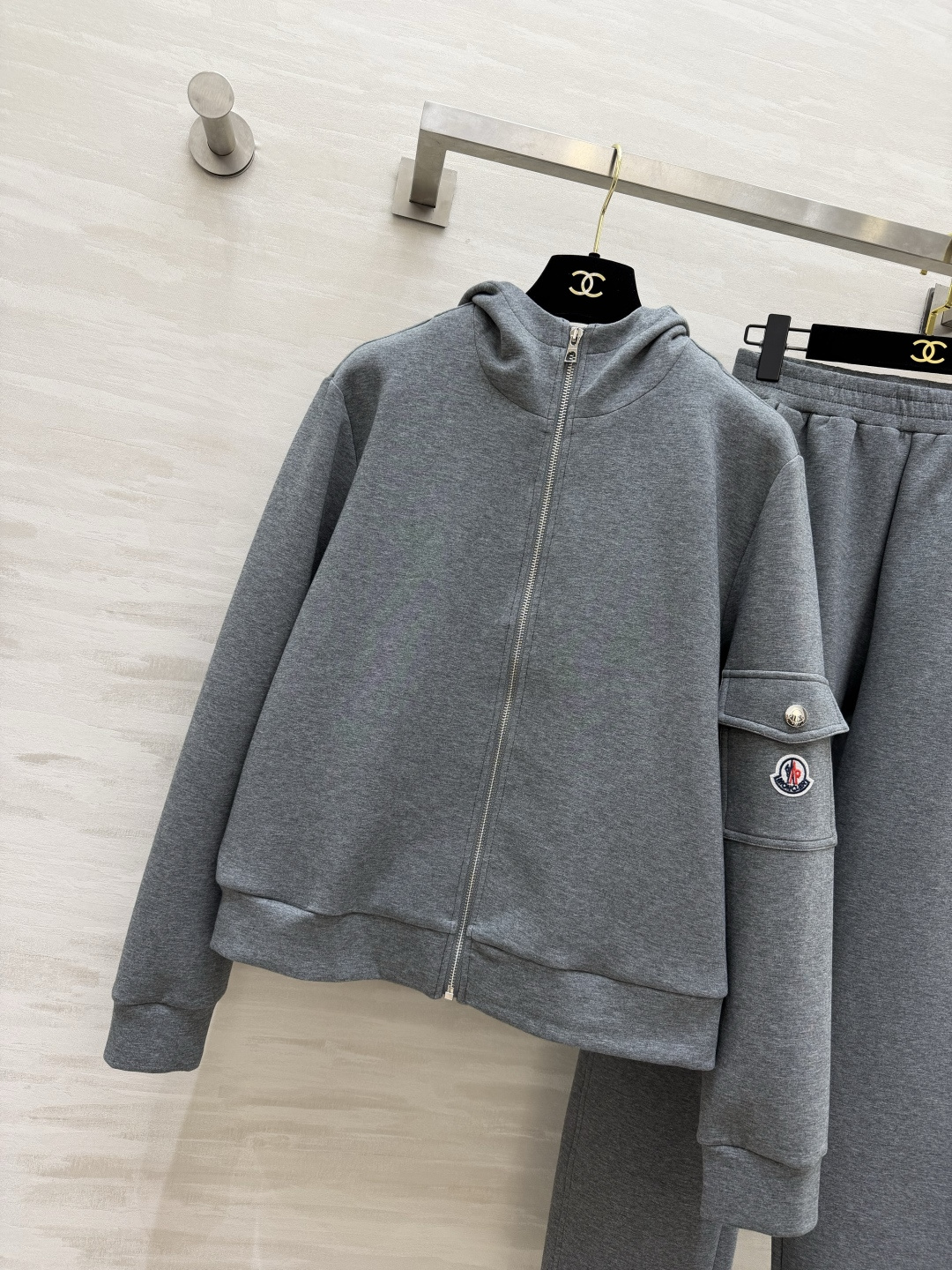 #Moncle♡²⁶高级简约风休闲套装 连帽拉链设计 随性又利落 手臂徽章细节低调显贵气 松紧腰卫裤不挑