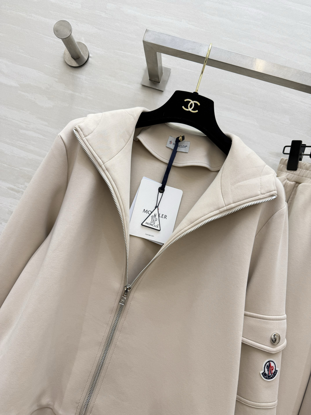 #Moncle♡²⁶高级简约风休闲套装 连帽拉链设计 随性又利落 手臂徽章细节低调显贵气 松紧腰卫裤不挑