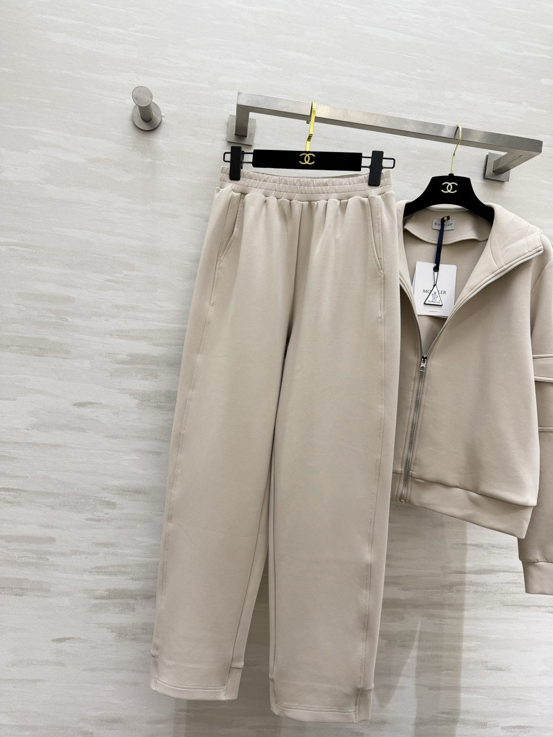 #Moncle♡²⁶高级简约风休闲套装 连帽拉链设计 随性又利落 手臂徽章细节低调显贵气 松紧腰卫裤不挑
