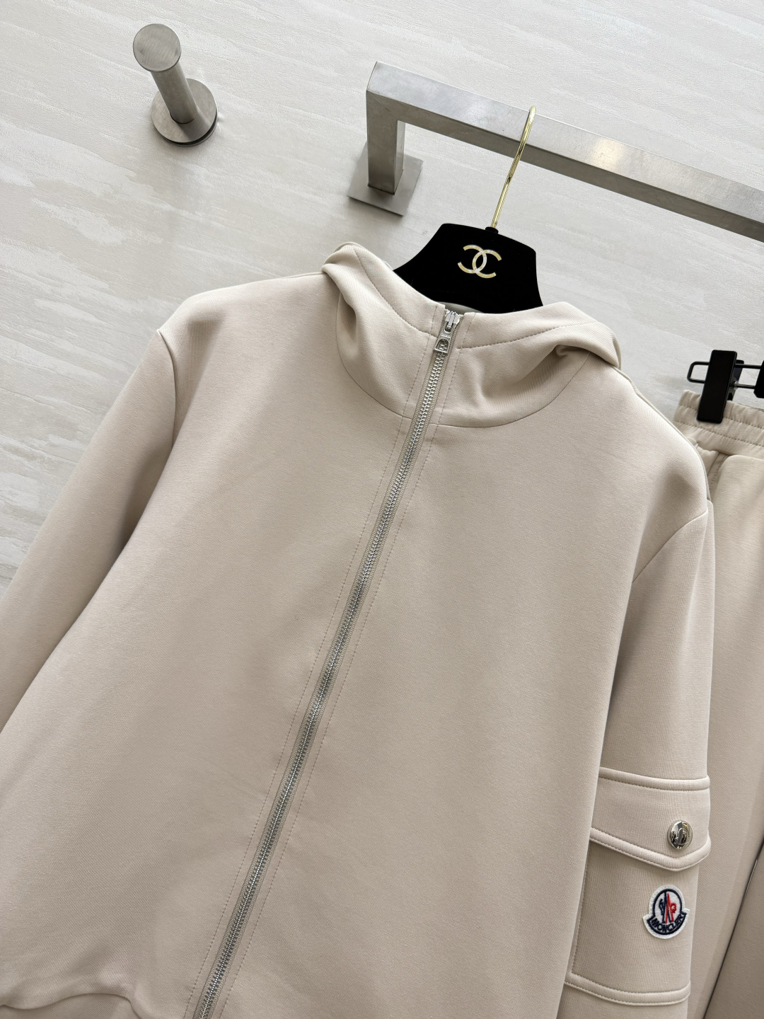 #Moncle♡²⁶高级简约风休闲套装 连帽拉链设计 随性又利落 手臂徽章细节低调显贵气 松紧腰卫裤不挑