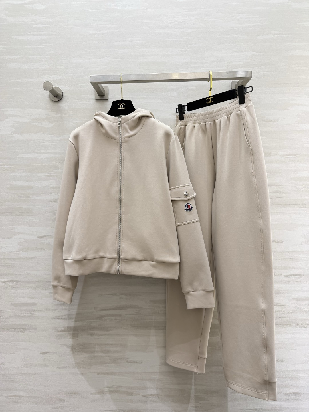 #Moncle♡²⁶高级简约风休闲套装 连帽拉链设计 随性又利落 手臂徽章细节低调显贵气 松紧腰卫裤不挑