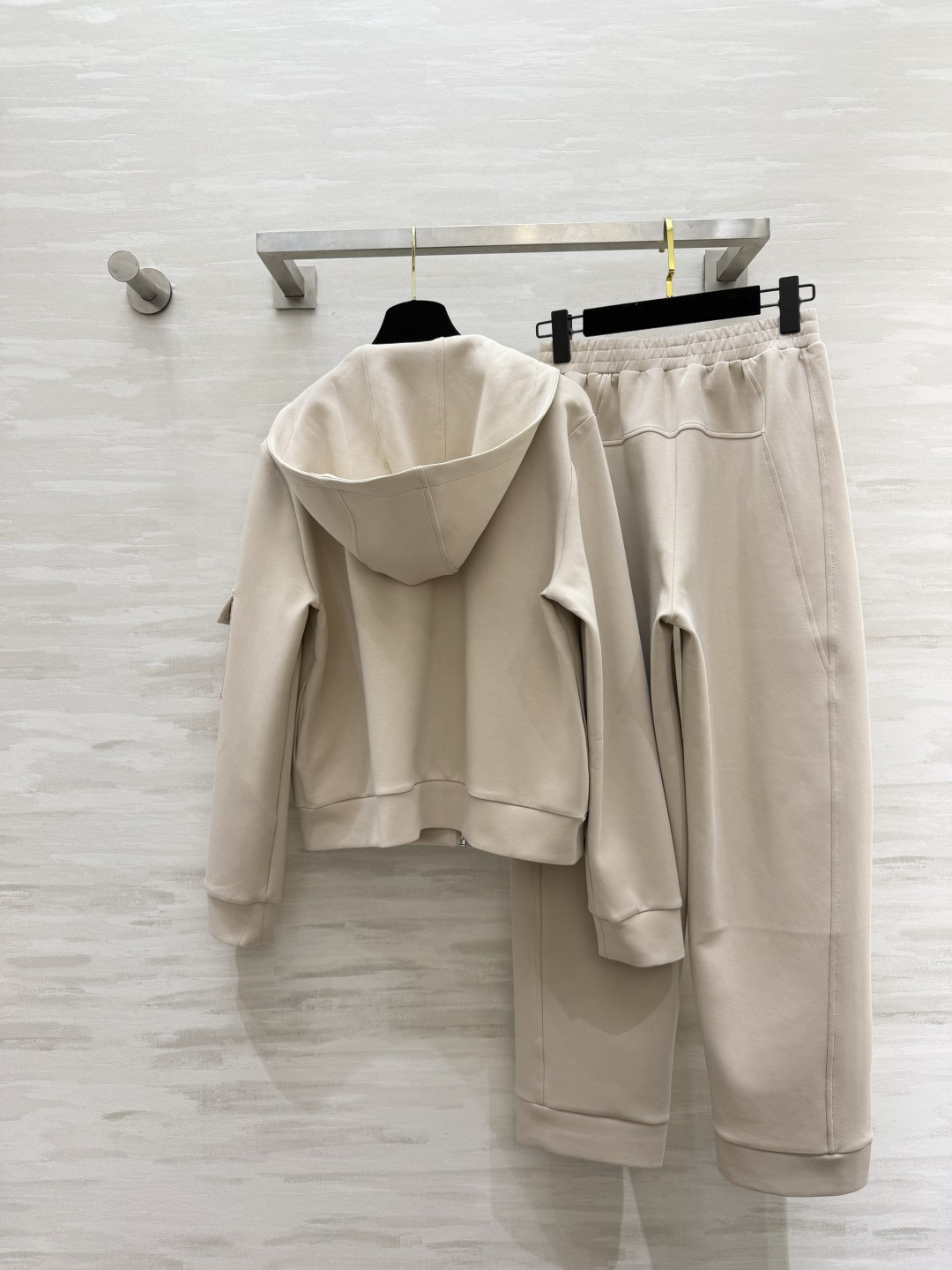 #Moncle♡²⁶高级简约风休闲套装 连帽拉链设计 随性又利落 手臂徽章细节低调显贵气 松紧腰卫裤不挑