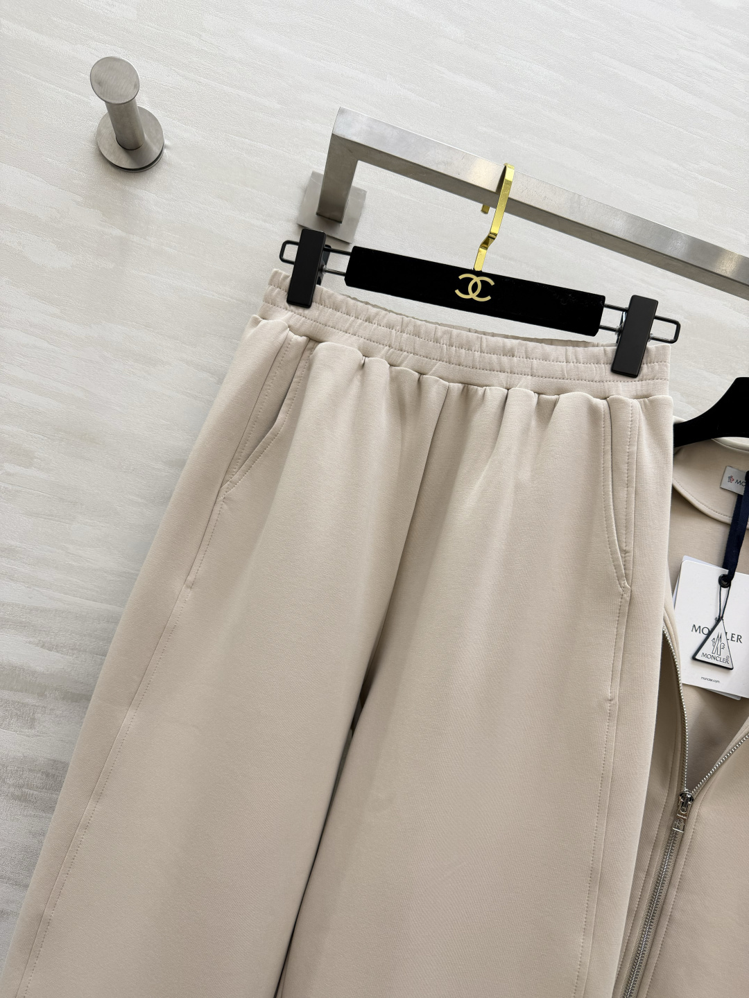 #Moncle♡²⁶高级简约风休闲套装 连帽拉链设计 随性又利落 手臂徽章细节低调显贵气 松紧腰卫裤不挑