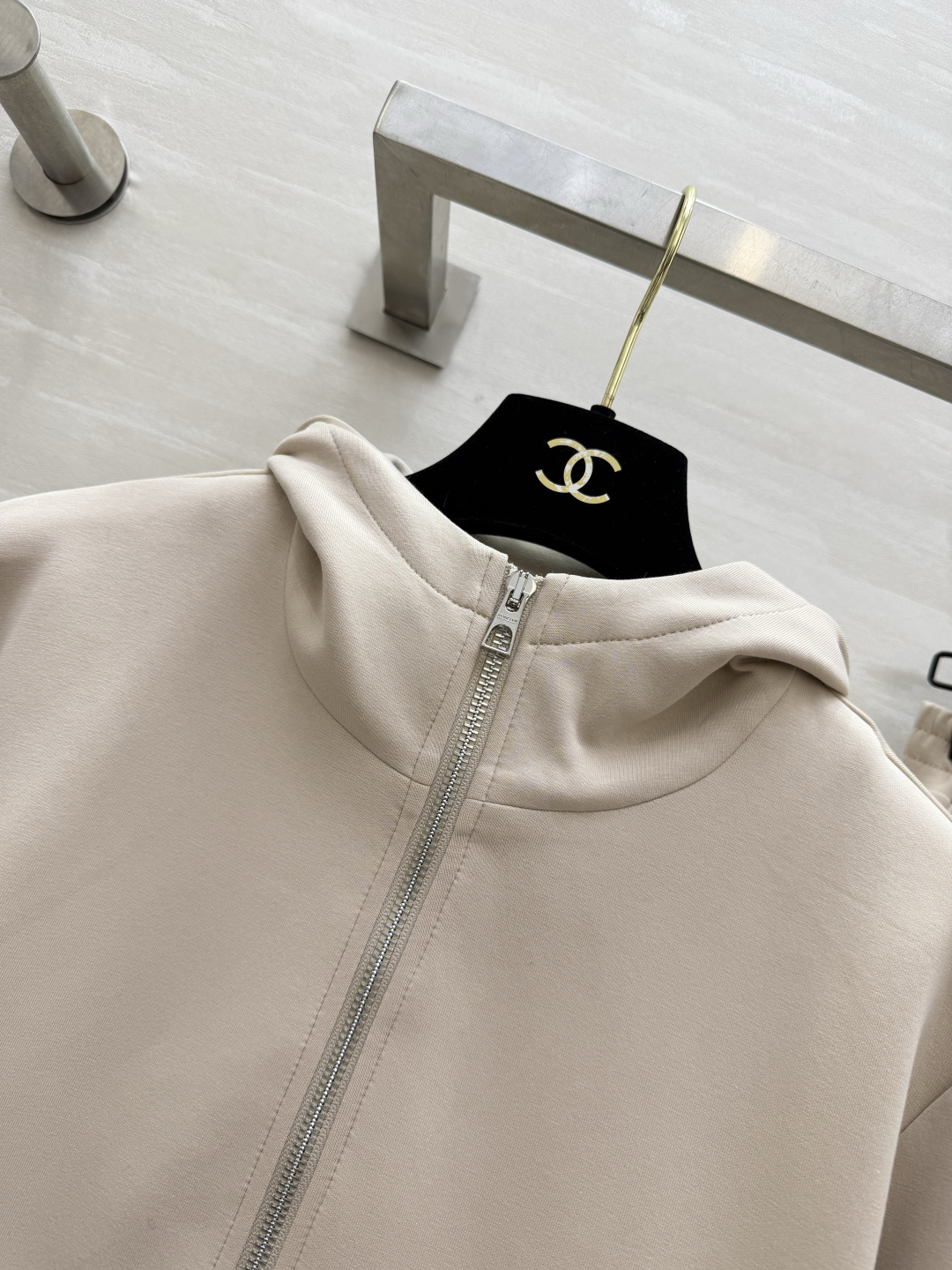 #Moncle♡²⁶高级简约风休闲套装 连帽拉链设计 随性又利落 手臂徽章细节低调显贵气 松紧腰卫裤不挑