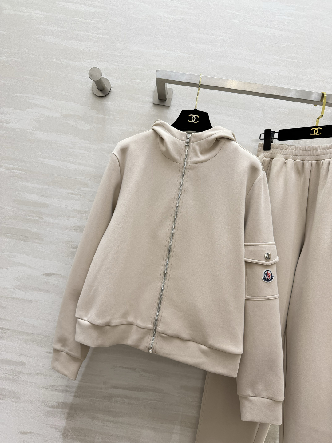 #Moncle♡²⁶高级简约风休闲套装 连帽拉链设计 随性又利落 手臂徽章细节低调显贵气 松紧腰卫裤不挑