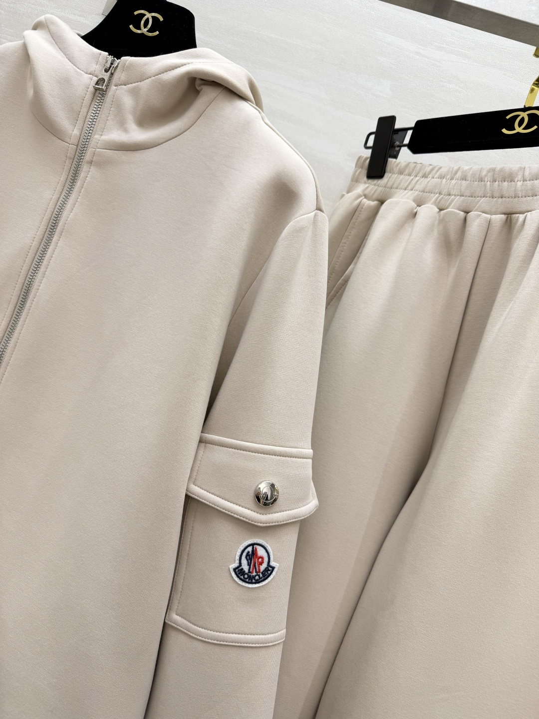 #Moncle♡²⁶高级简约风休闲套装 连帽拉链设计 随性又利落 手臂徽章细节低调显贵气 松紧腰卫裤不挑