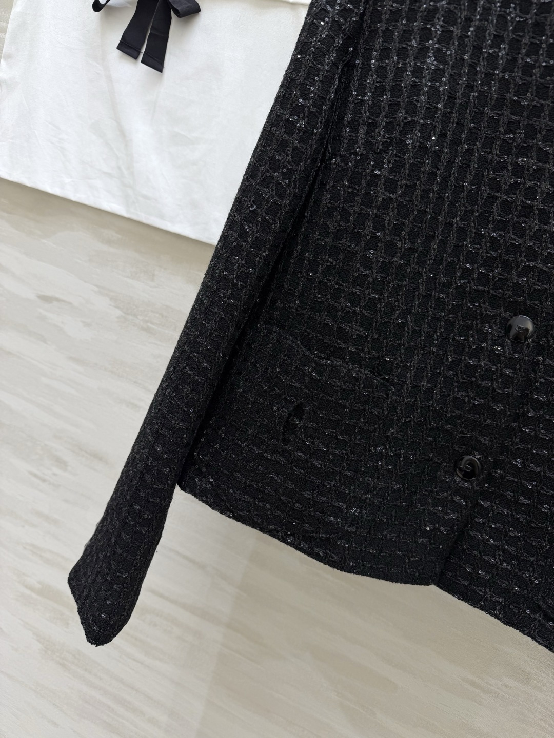 #Chane♡²⁶经典圆领亮片粗花呢外套 自带细闪肌理感 低调又显贵 四粒扣 双口袋设计 还原法式优雅 