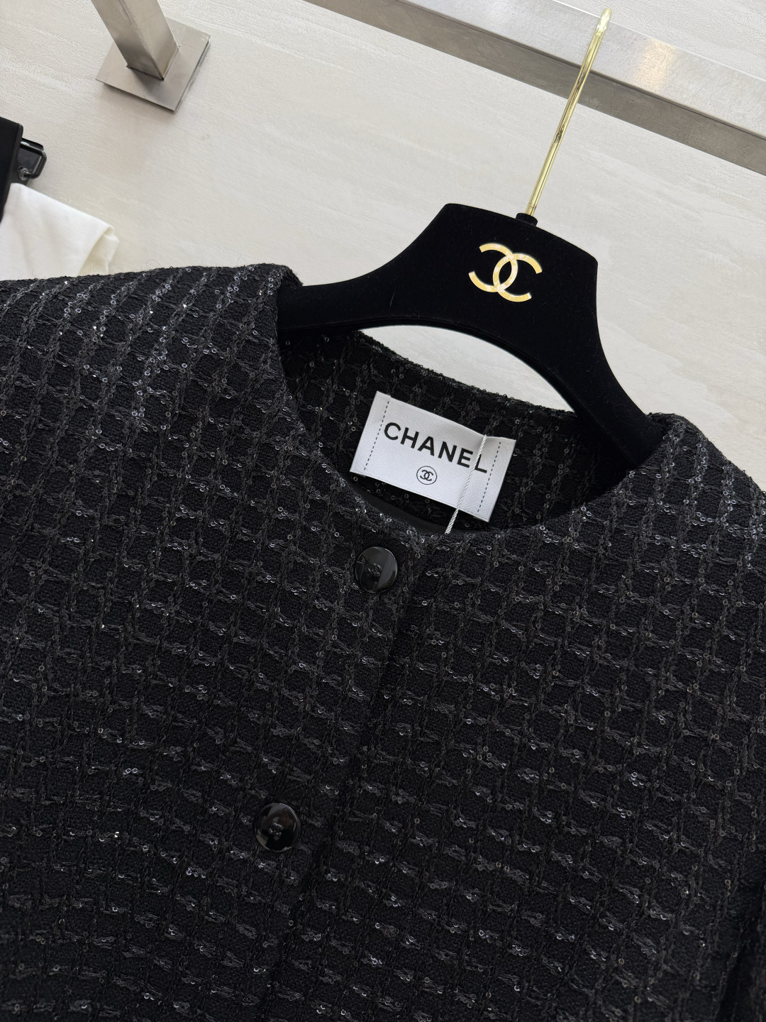 #Chane♡²⁶经典圆领亮片粗花呢外套 自带细闪肌理感 低调又显贵 四粒扣 双口袋设计 还原法式优雅 