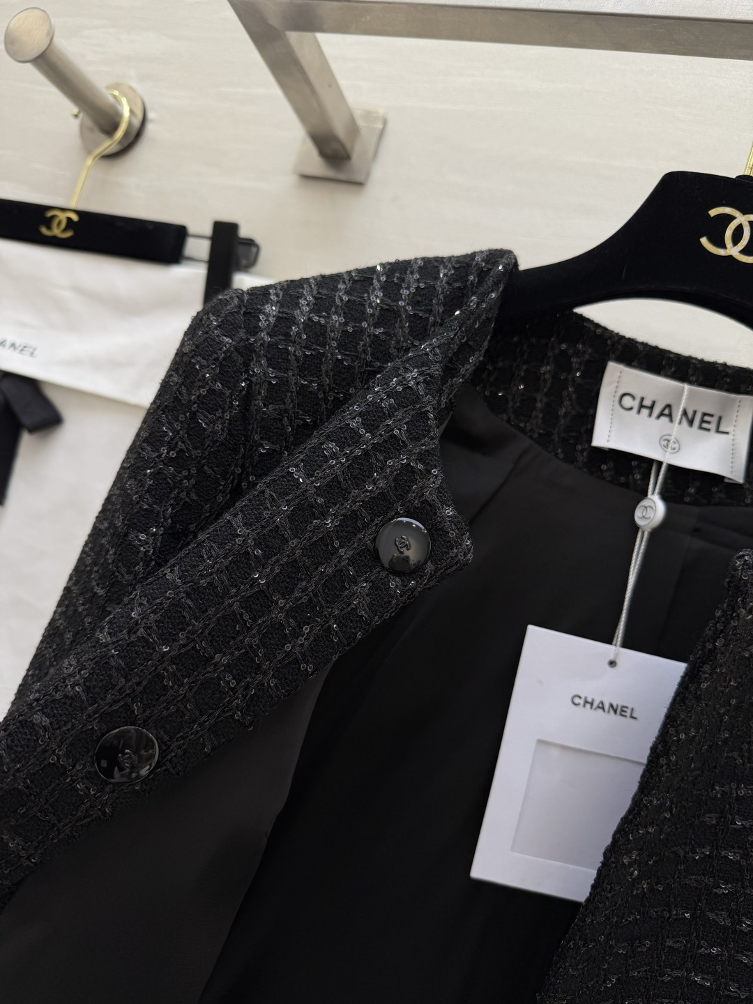 #Chane♡²⁶经典圆领亮片粗花呢外套 自带细闪肌理感 低调又显贵 四粒扣 双口袋设计 还原法式优雅 