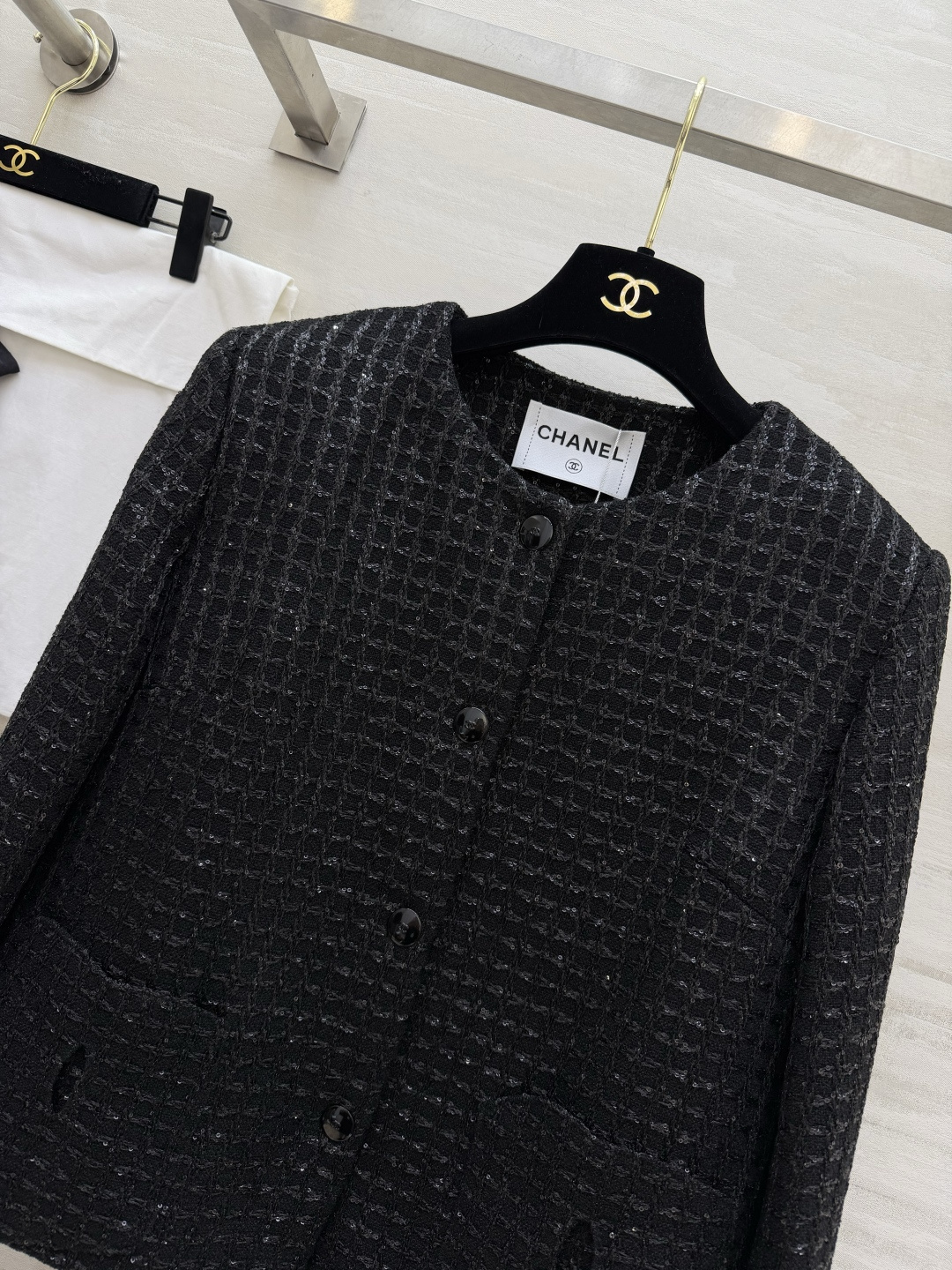#Chane♡²⁶经典圆领亮片粗花呢外套 自带细闪肌理感 低调又显贵 四粒扣 双口袋设计 还原法式优雅 
