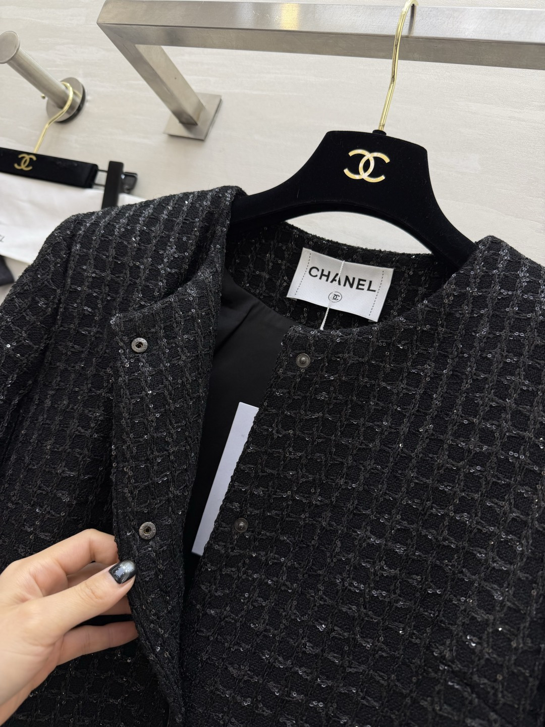 #Chane♡²⁶经典圆领亮片粗花呢外套 自带细闪肌理感 低调又显贵 四粒扣 双口袋设计 还原法式优雅 
