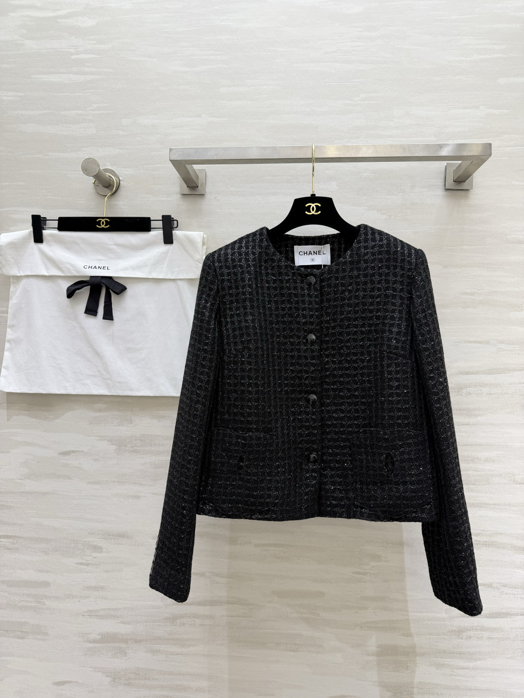 #Chane♡²⁶经典圆领亮片粗花呢外套 自带细闪肌理感 低调又显贵 四粒扣 双口袋设计 还原法式优雅 