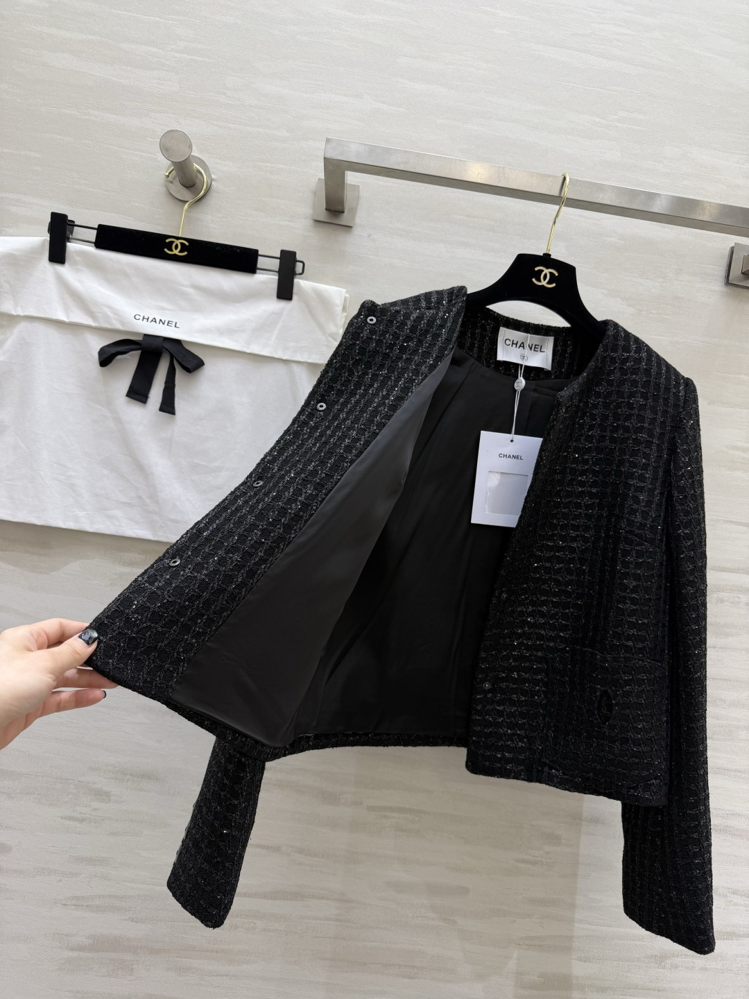 #Chane♡²⁶经典圆领亮片粗花呢外套 自带细闪肌理感 低调又显贵 四粒扣 双口袋设计 还原法式优雅 