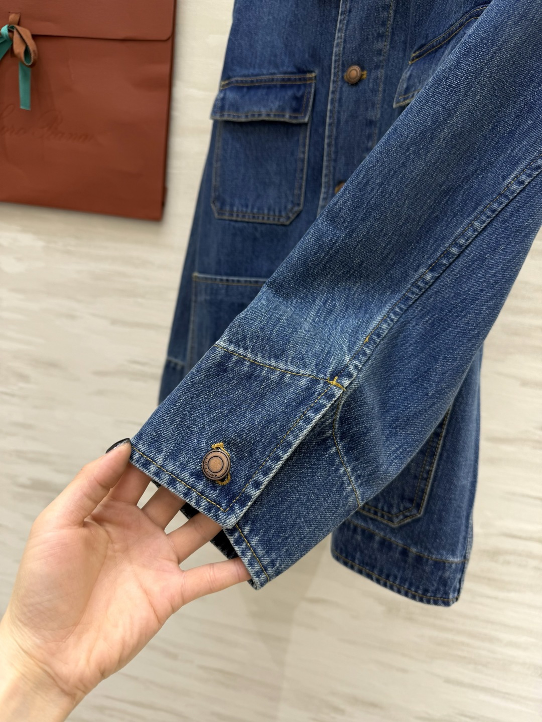 #Loro Pian²⁶复古风 牛仔外套 灯芯绒翻领拼接牛仔布 复古感直接拉满✨四口袋设计 做旧铜扣 细