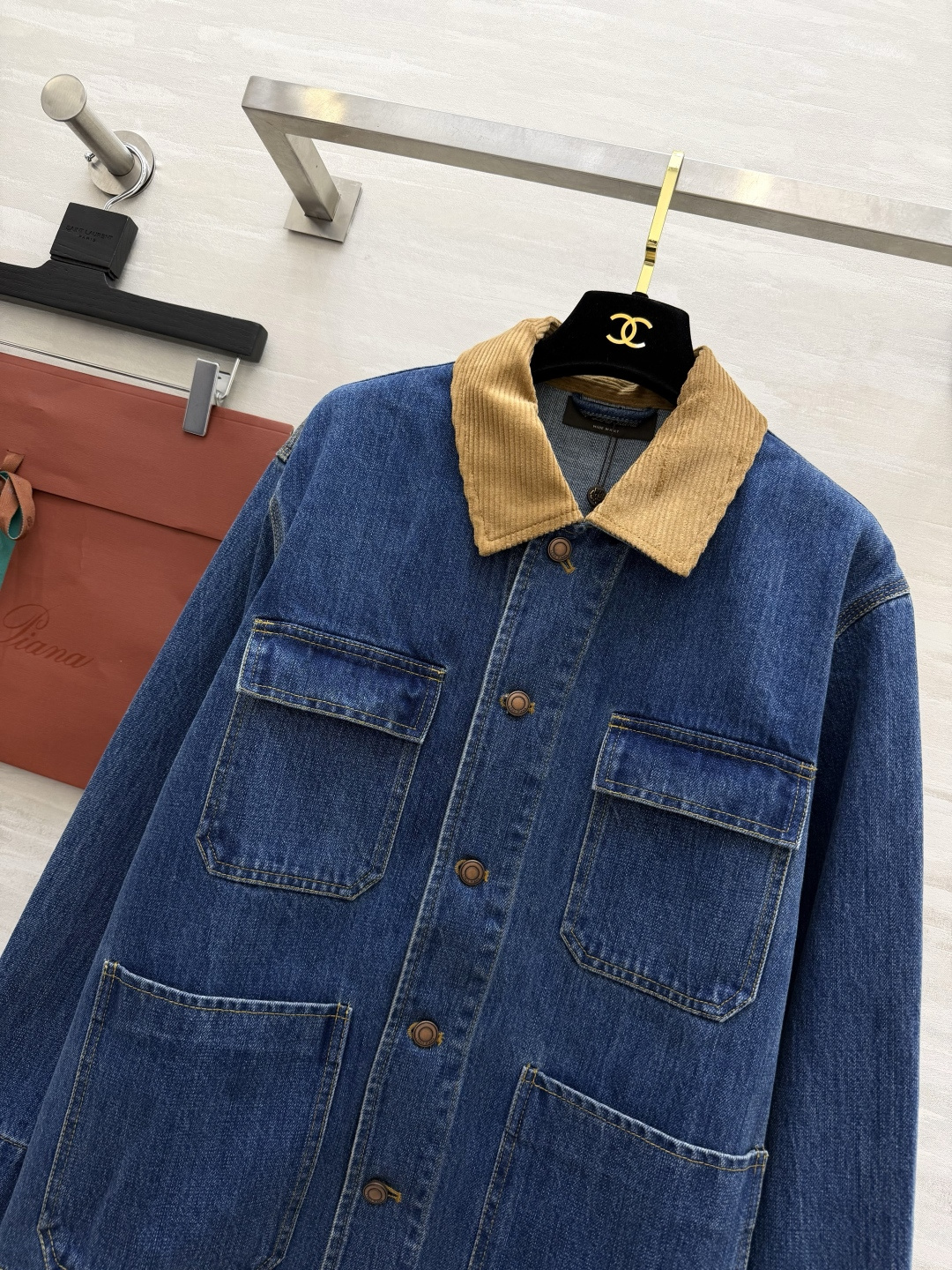 #Loro Pian²⁶复古风 牛仔外套 灯芯绒翻领拼接牛仔布 复古感直接拉满✨四口袋设计 做旧铜扣 细