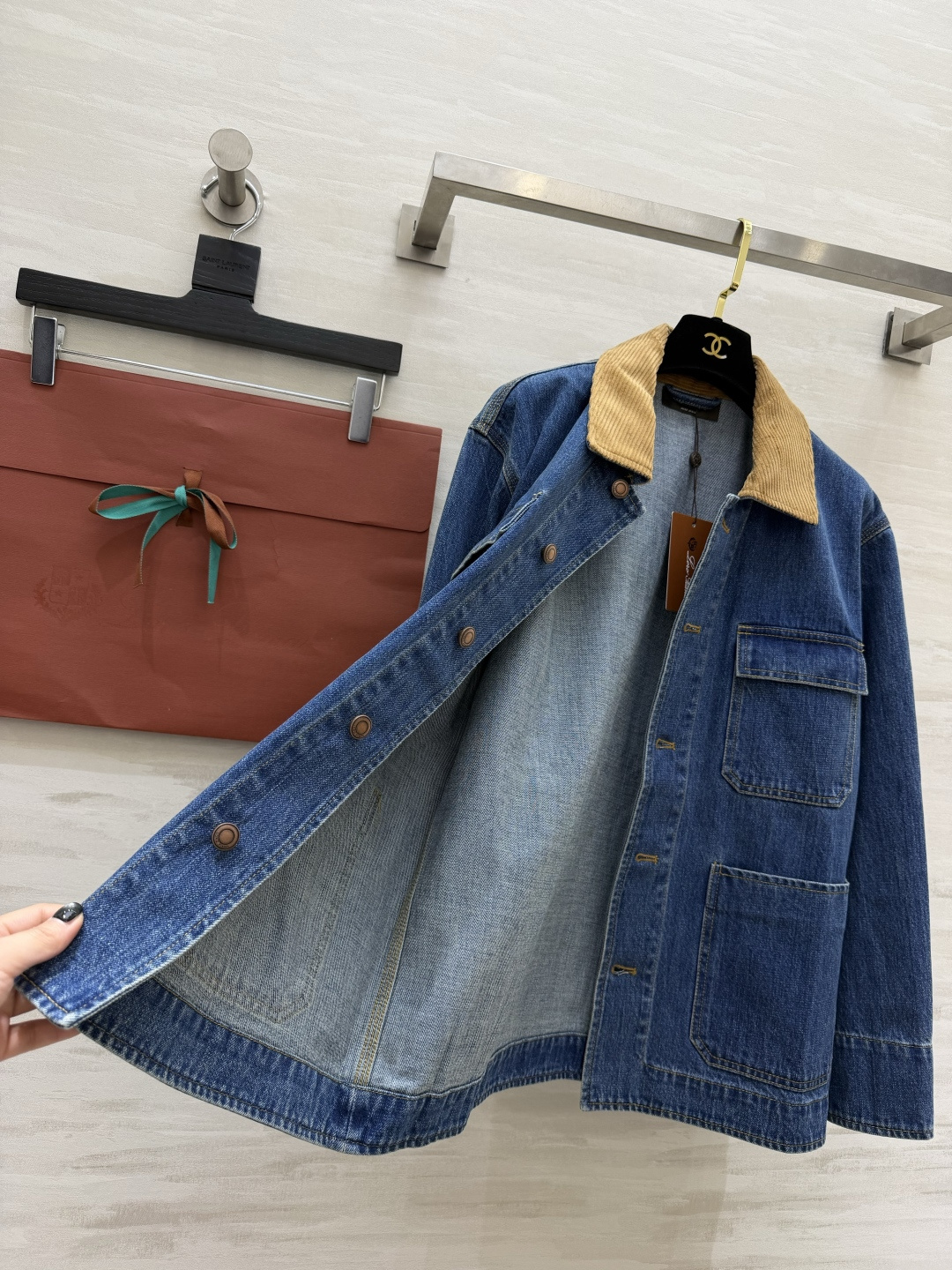 #Loro Pian²⁶复古风 牛仔外套 灯芯绒翻领拼接牛仔布 复古感直接拉满✨四口袋设计 做旧铜扣 细