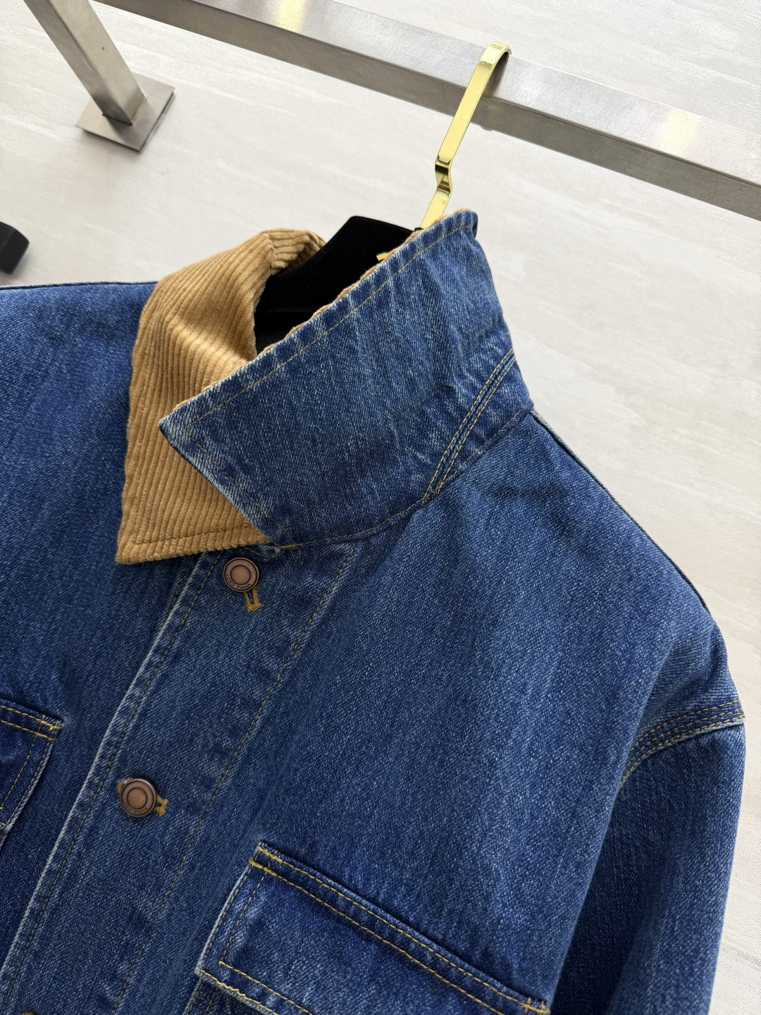 #Loro Pian²⁶复古风 牛仔外套 灯芯绒翻领拼接牛仔布 复古感直接拉满✨四口袋设计 做旧铜扣 细