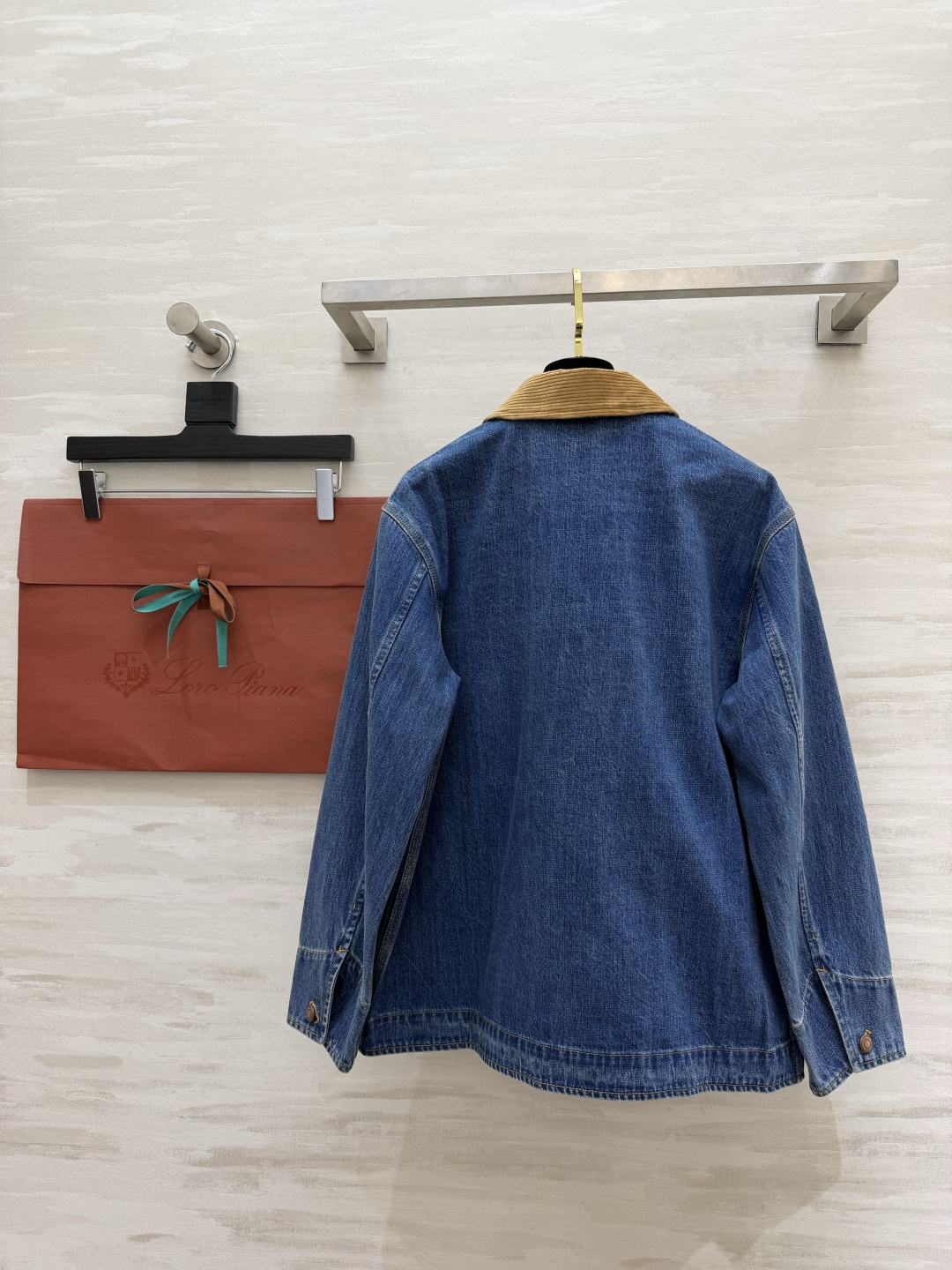 #Loro Pian²⁶复古风 牛仔外套 灯芯绒翻领拼接牛仔布 复古感直接拉满✨四口袋设计 做旧铜扣 细