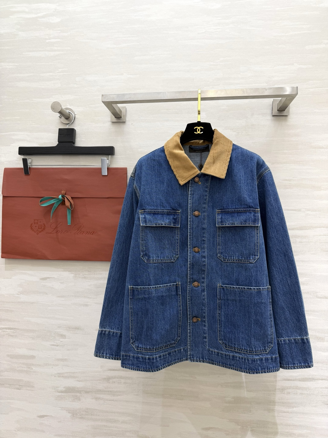 NO:803989,#Loro Pian retro style denim jacket, corduroy lapel spliced ​​denim, retro feel directly filled with four-pocket design, distressed copper buckles, full of details and practical, loose fit, not flattering on the figure, looks great when worn alone, whether worn with jeans or a dress, can be easily worn with a high-end feel, classic and never goes out of style, you must have a treasure like this in your wardrobe!  High-quality customization, available in stock first size S/M/L (S size bust 102, length 66), loro piana, skirts, jeans, jackets & coats,19860909#Loro Pian复古风 牛仔外套 灯芯绒翻领拼接牛仔布 复古感直接拉满四口袋设计 做旧铜扣 细节满满又实用 宽松版型不挑身材 叠穿单穿都很绝 不管是配牛仔裤还是连衣裙 都能轻松穿出高级感 经典永不过时 衣柜里必须有一件这样的宝藏单品！高品质定制 现货首发sizeS/M/L（s码胸围102,衣长66）,,loro piana,skirts,jeans,jackets & coats,,Women's clothing