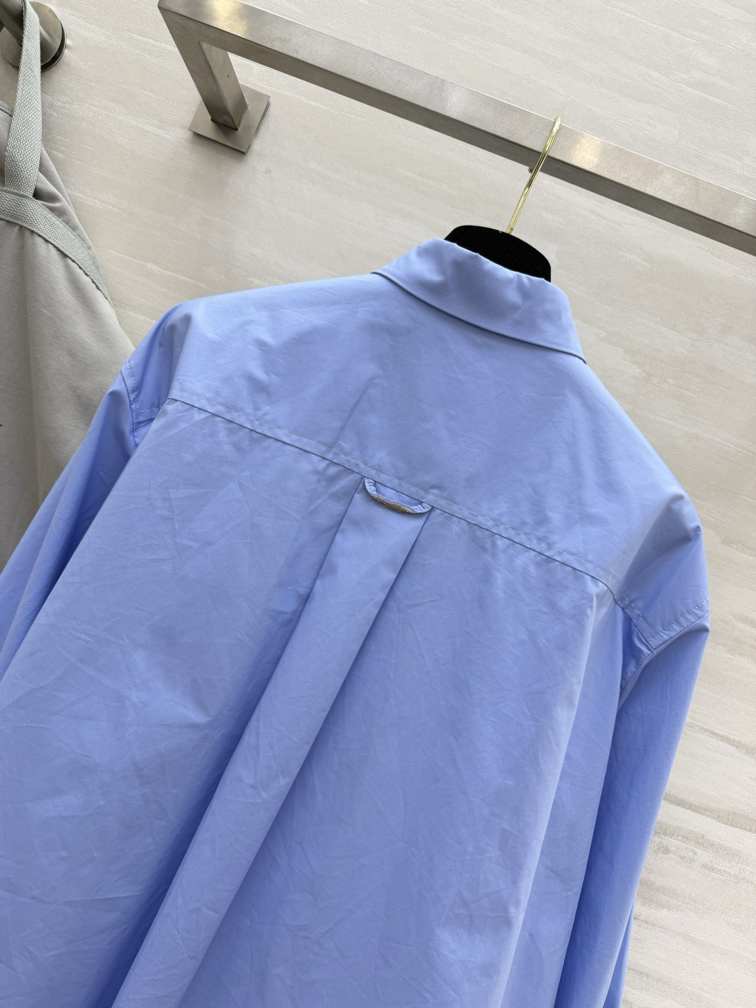 #Brunello Cucinell♡²⁶ 清爽浅蓝衬衣 雾霾蓝衬衫真的太显白了！经典翻领+单排扣设计 