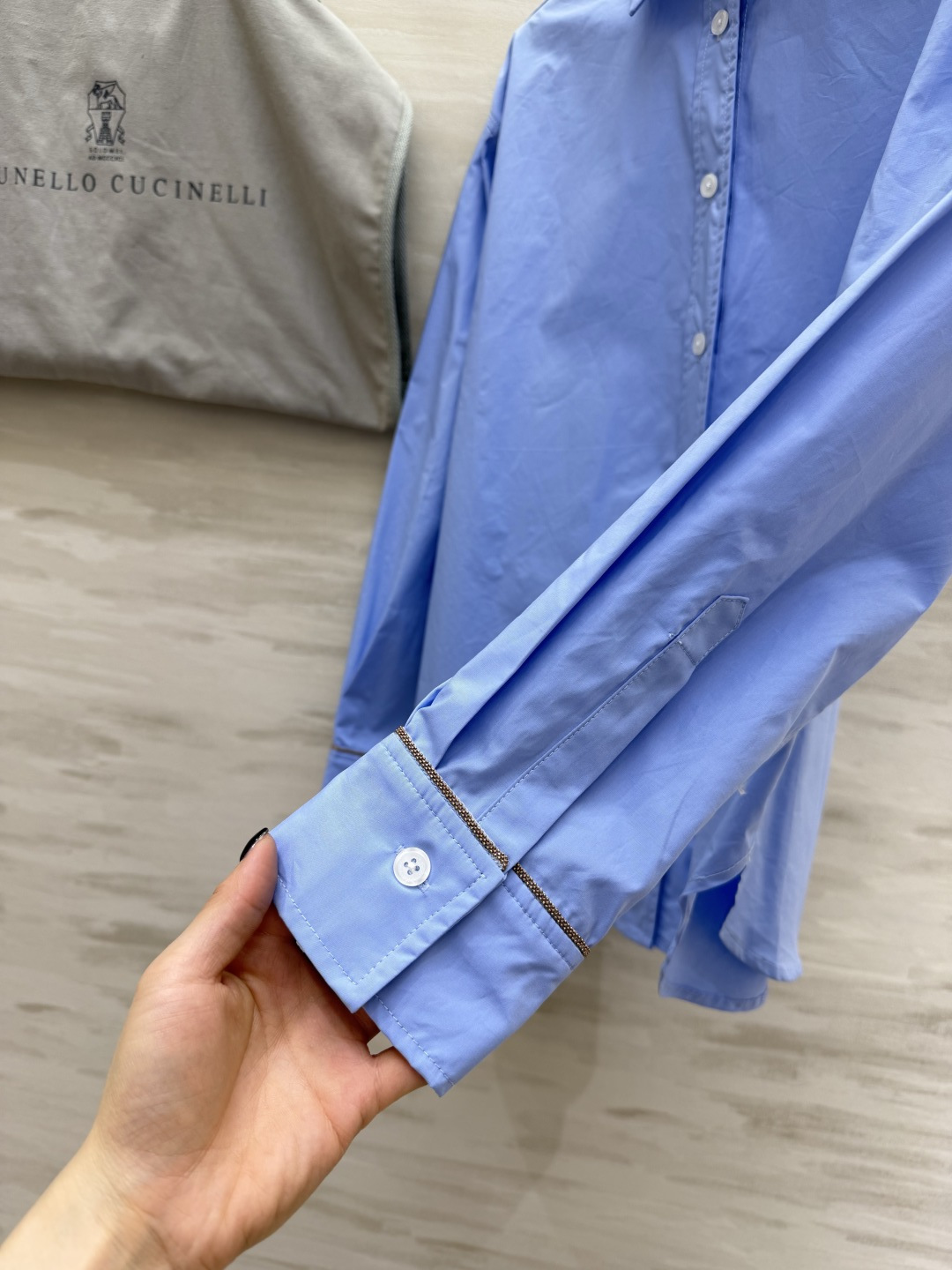 #Brunello Cucinell♡²⁶ 清爽浅蓝衬衣 雾霾蓝衬衫真的太显白了！经典翻领+单排扣设计 