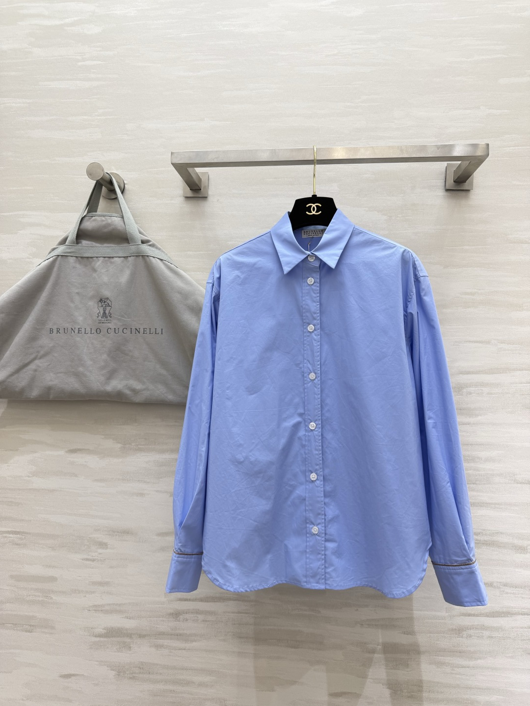 #Brunello Cucinell♡²⁶ 清爽浅蓝衬衣 雾霾蓝衬衫真的太显白了！经典翻领+单排扣设计 