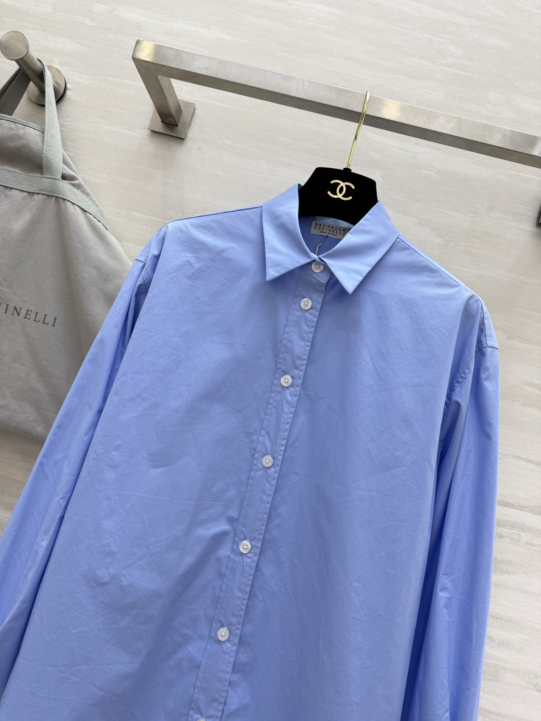 #Brunello Cucinell♡²⁶ 清爽浅蓝衬衣 雾霾蓝衬衫真的太显白了！经典翻领+单排扣设计 